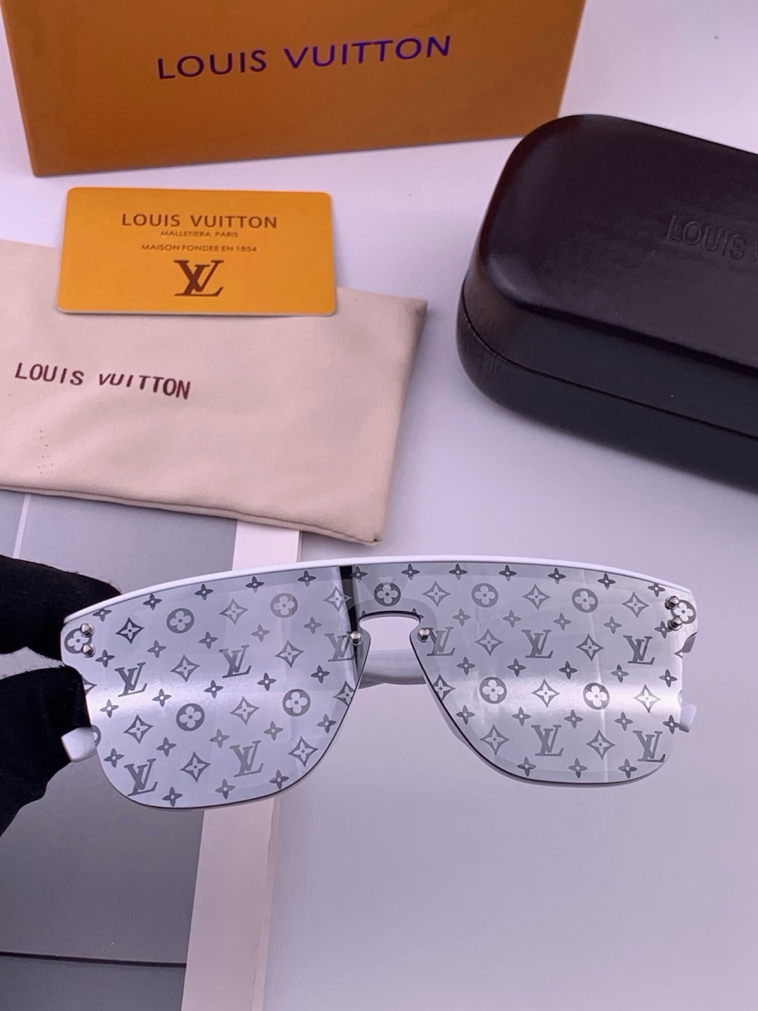 LV🔥高品质男女款”太阳镜🔥 开车钓鱼都可🔥百搭显瘦墨镜韩版男士飞行员大框司机开车防紫外线太阳镜，型号：L2108