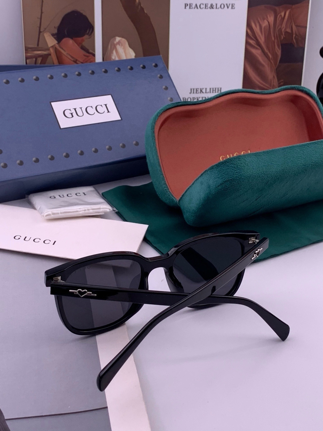 Gucci   情侣款 经典的方框设计，不挑脸型，无论搭配大衣还是连衣裙都非常显气质高清偏光镜片预防紫外线 型号：G12