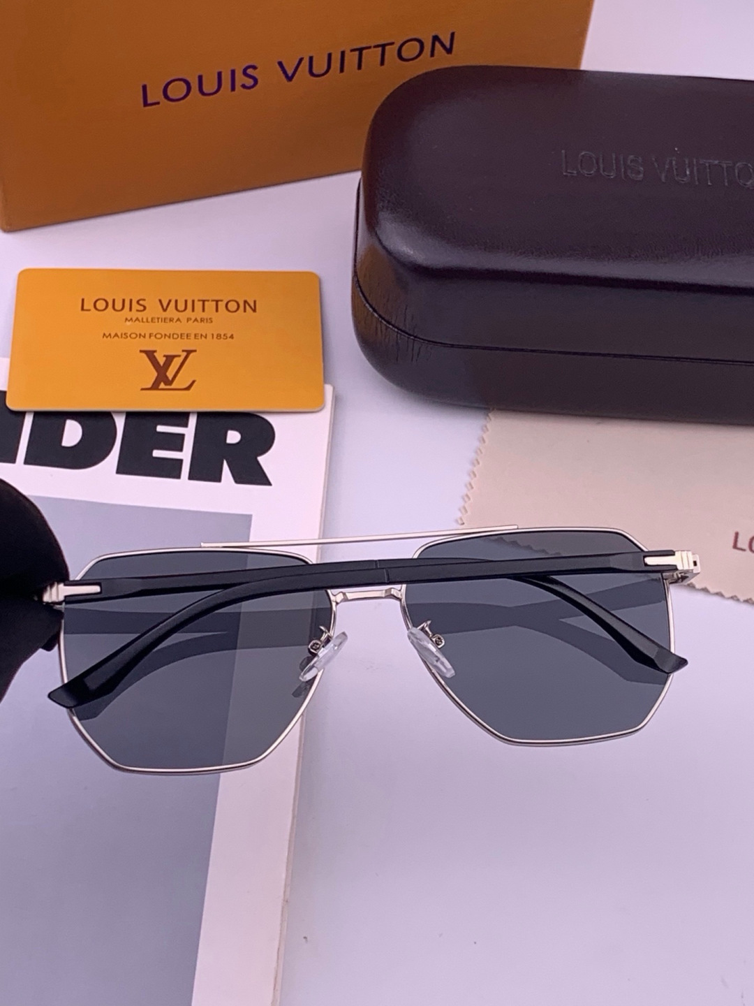 LV 男款炫彩飞行员偏光太阳镜 ❤️材质：高清尼龙加厚卡槽高清偏光镜片 🌹无边框镜架💕颜👍型号：L88902