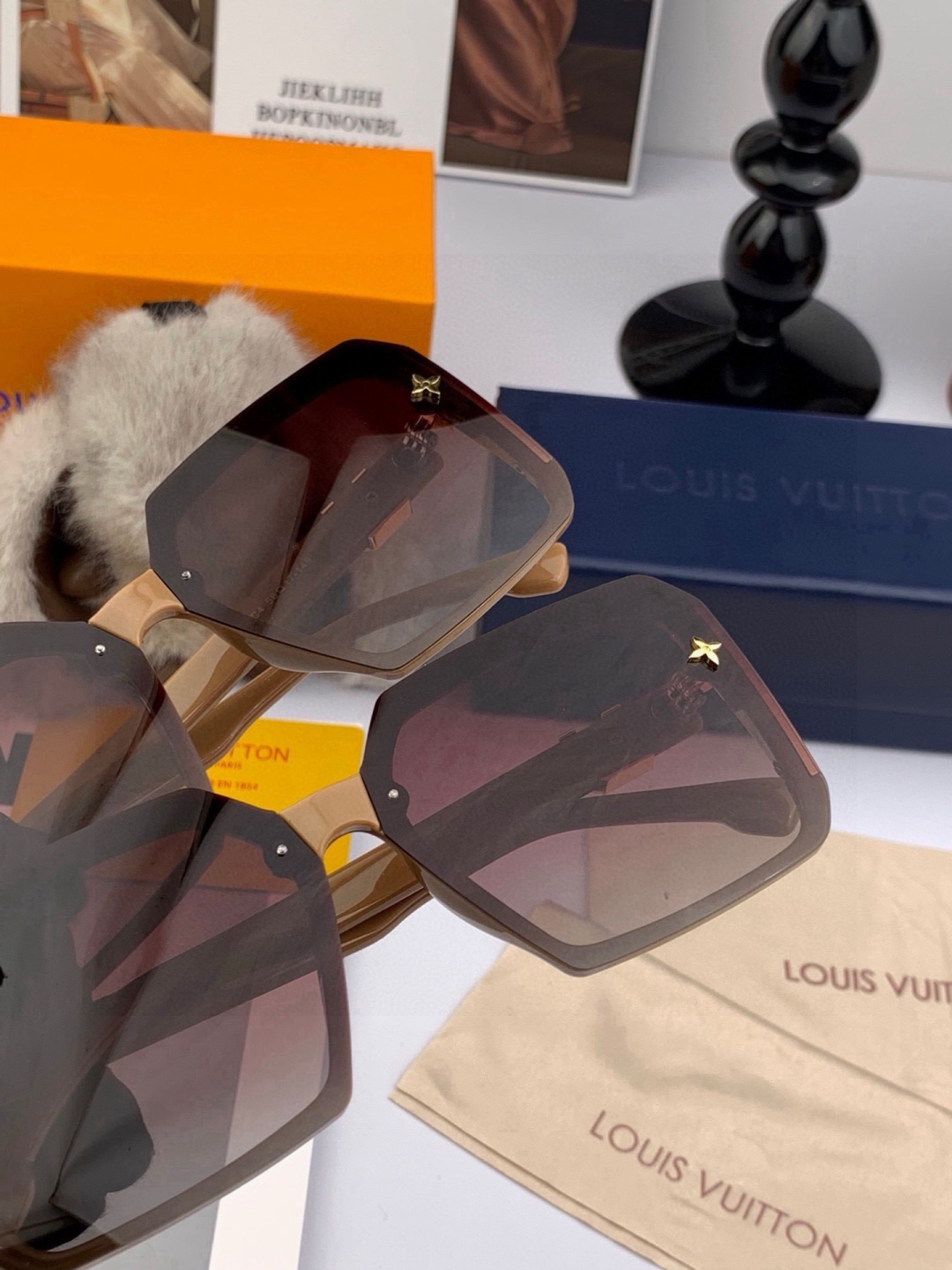 LV 开春新款  潮流爆款 时尚方框太阳镜 高品质 佩戴舒适 网红潮款墨镜 型号L3262