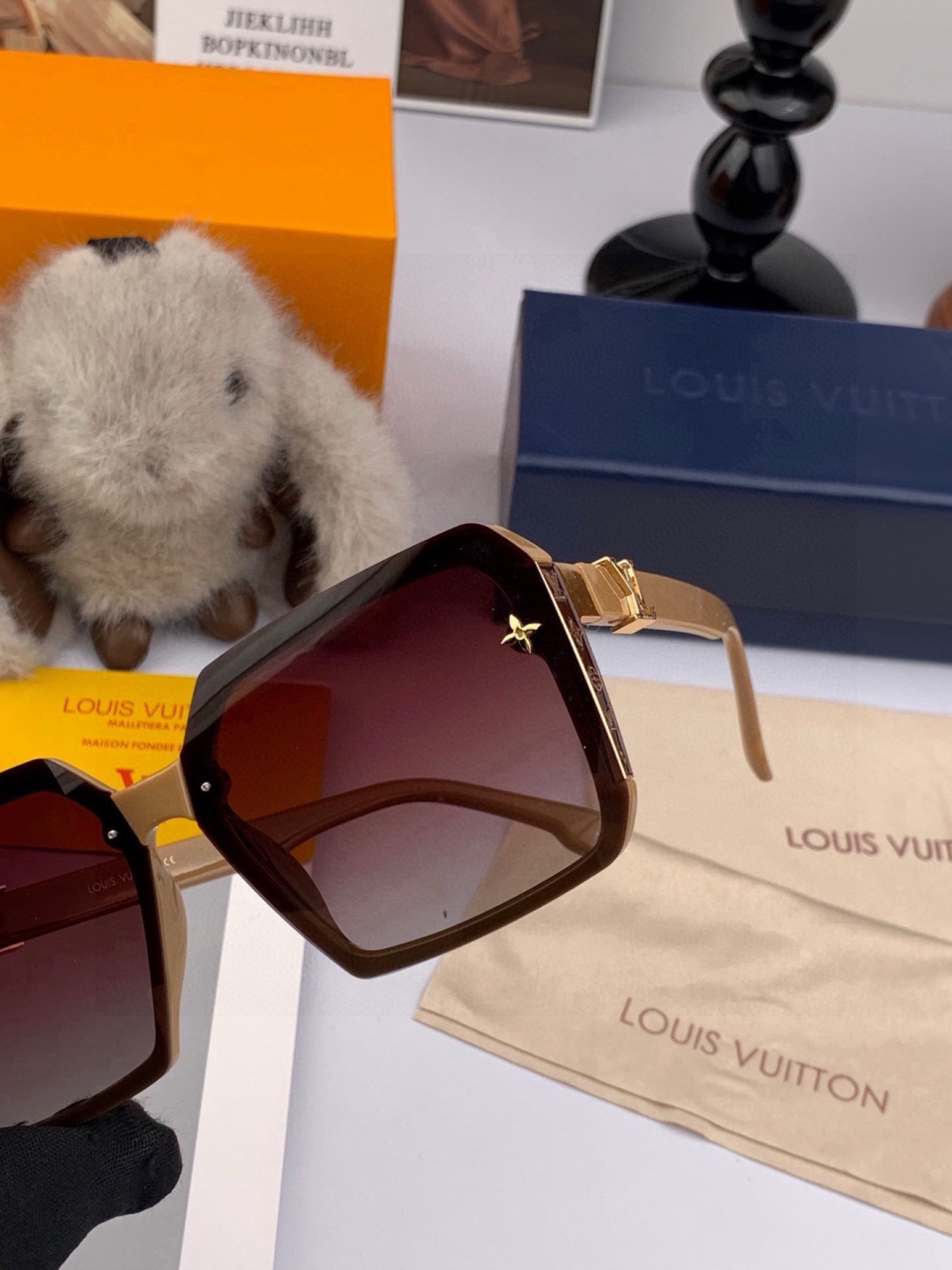 LV 开春新款  潮流爆款 时尚方框太阳镜 高品质 佩戴舒适 网红潮款墨镜 型号L3262