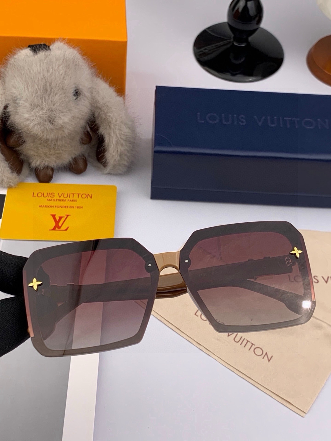 LV 开春新款  潮流爆款 时尚方框太阳镜 高品质 佩戴舒适 网红潮款墨镜 型号L3262