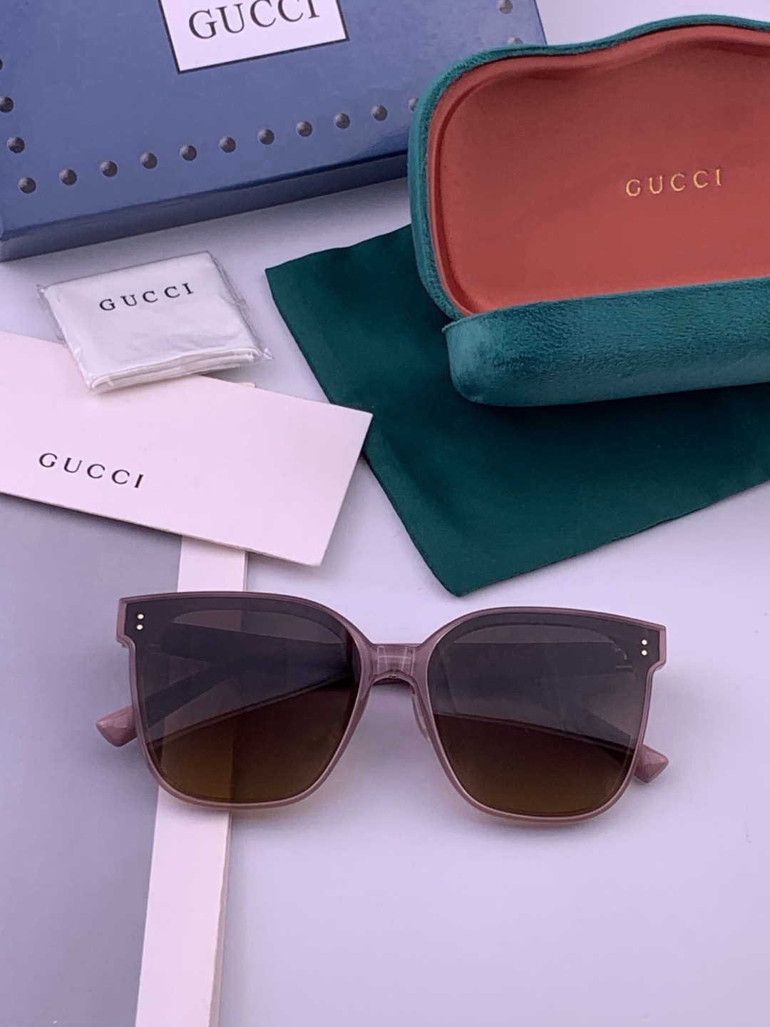GUCCI  新款尼龙偏光太眼镜，情侣款时尚方框太阳镜佩戴舒适网红潮流款墨镜，大气女人范儿，大脸小脸都好看 ！型号：G2