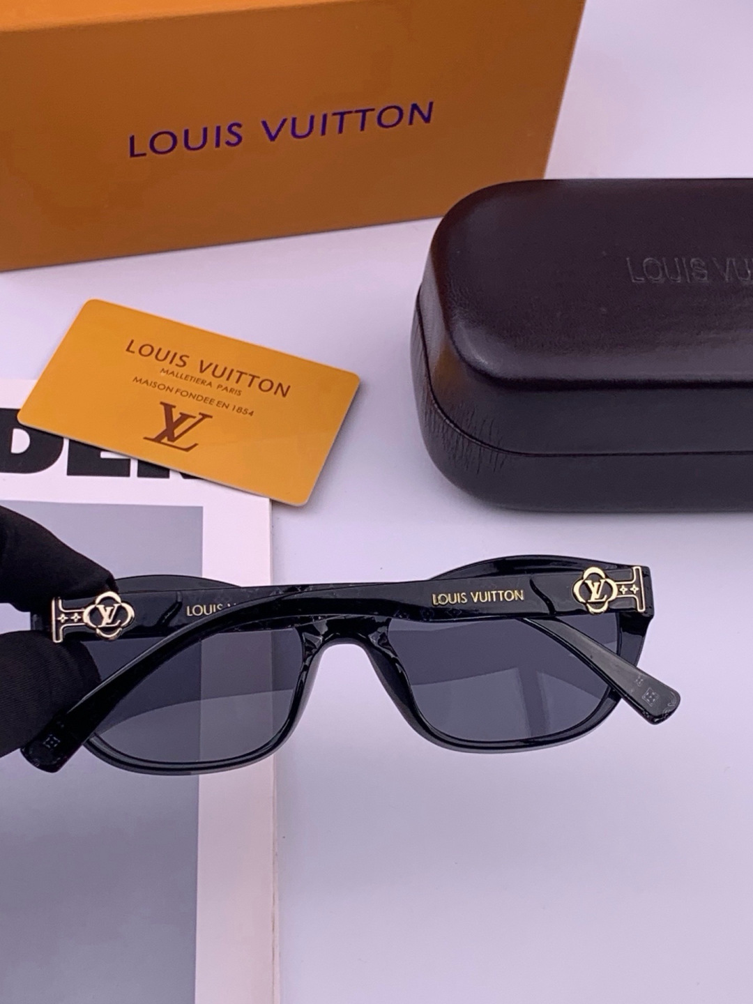 LV 开春新款  潮流爆款 时尚方框太阳镜 高品质 佩戴舒适 网红潮款墨镜 型号 L0552