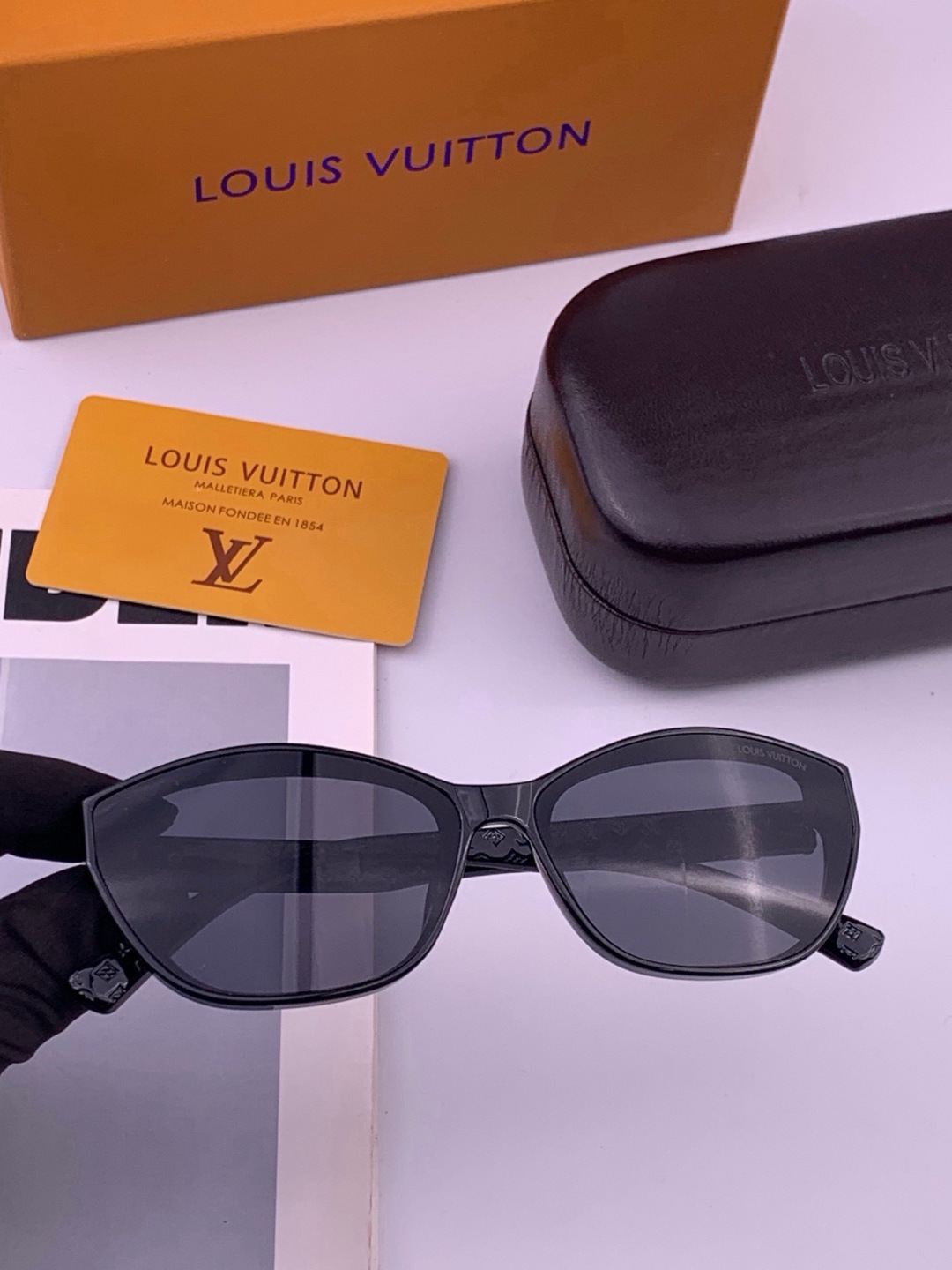 LV 开春新款  潮流爆款 时尚方框太阳镜 高品质 佩戴舒适 网红潮款墨镜 型号 L0552