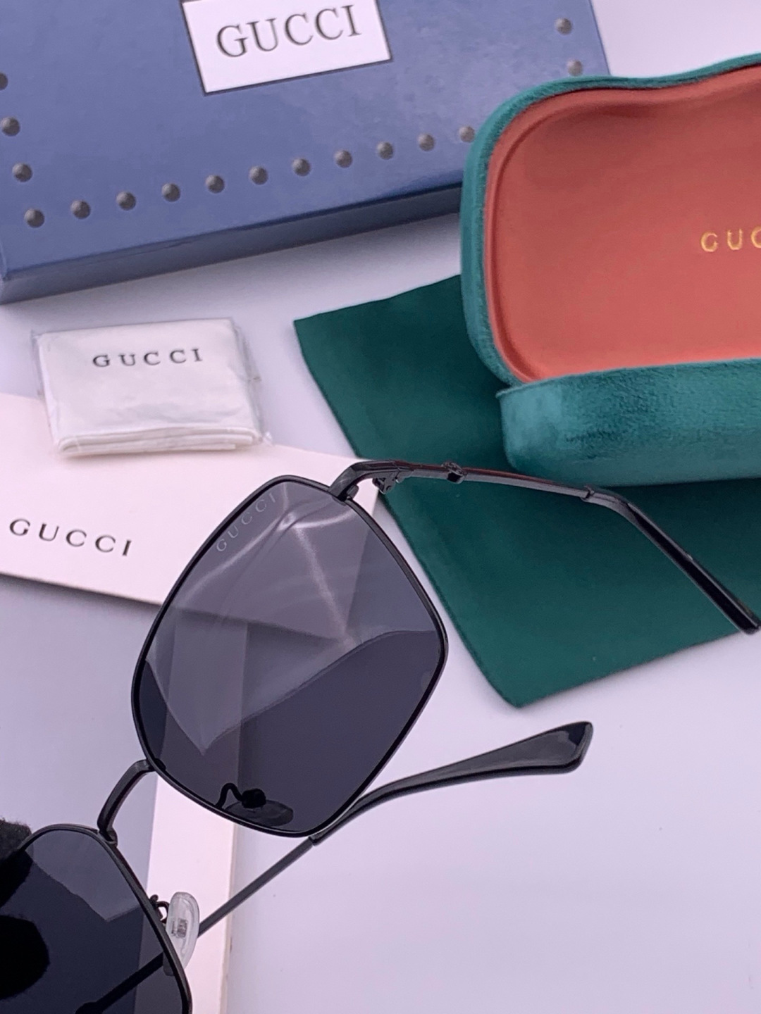 GUCCI-新款情侣款偏光太阳镜、完美品质，独特设计  适合各种脸型，‼️经典太阳镜 超个性 古典与时尚的结合啦 型号：