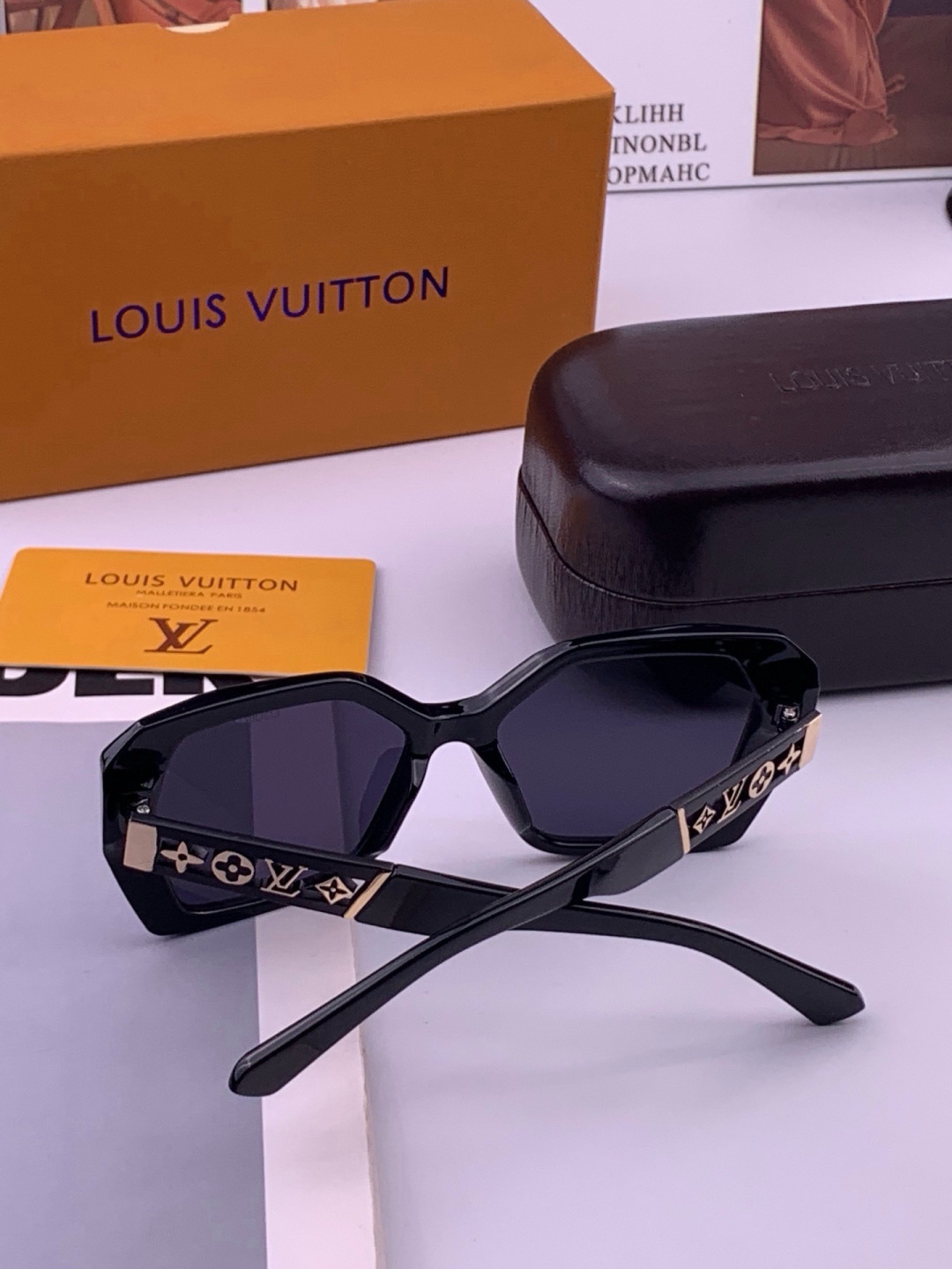 LV 开春新款  潮流爆款 时尚方框太阳镜 高品质 佩戴舒适 网红潮款墨镜 型号L5230