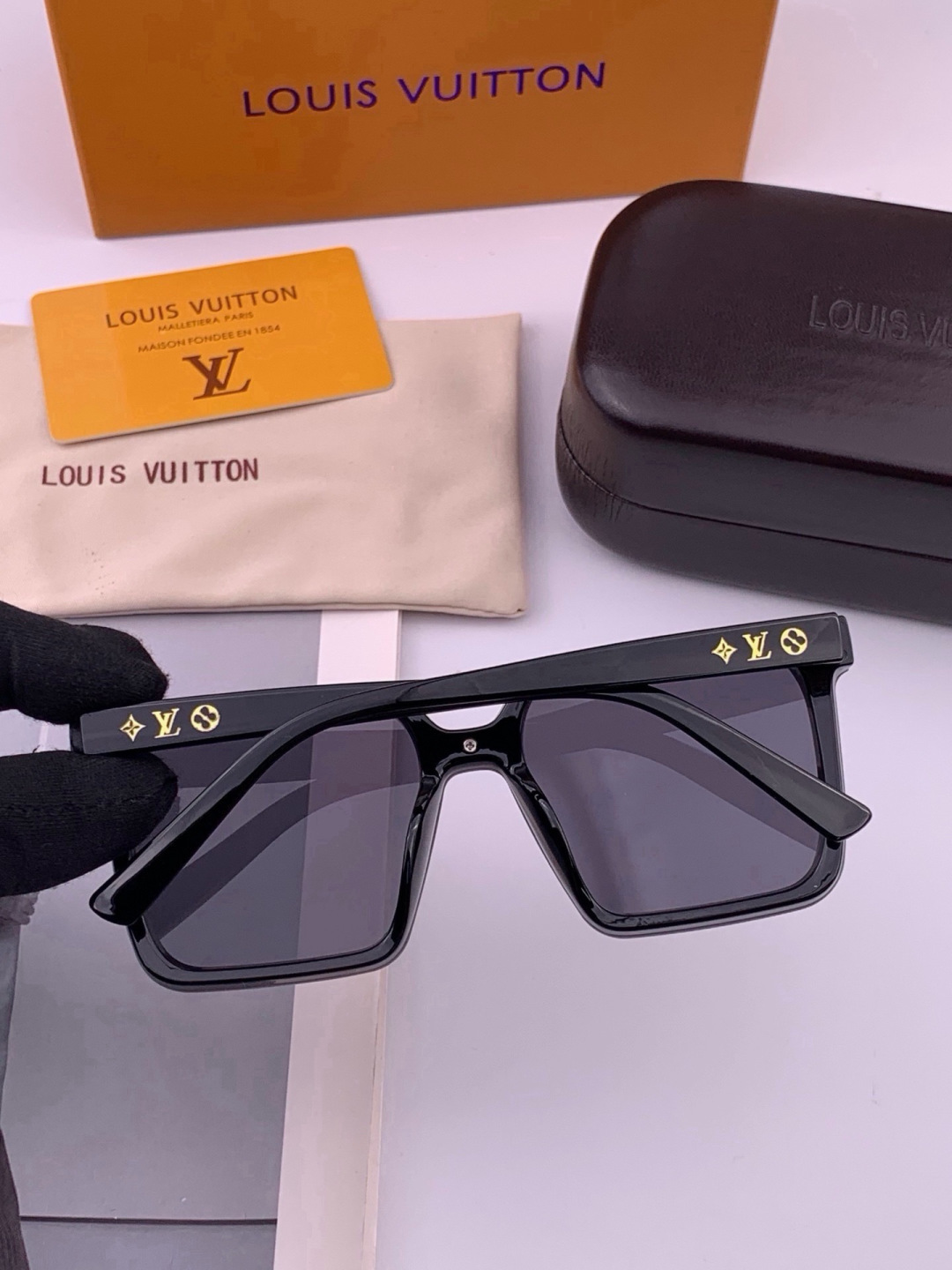 🔺LV🔻早春新款，众多明星同款[色]LV‼️‼️新款大框墨镜 ，🌈🌈宝丽来超清太阳镜🔝🔝型号：L6006