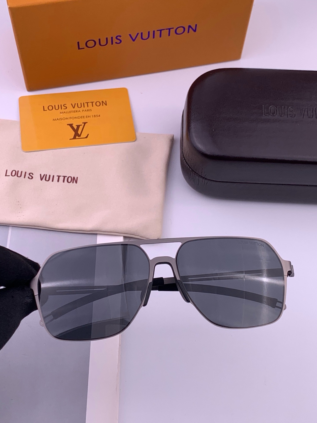 LV 男款炫彩飞行员偏光太阳镜 ❤️材质：高清尼龙加厚卡槽高清偏光镜片 🌹无边框镜架💕颜👍型号：L7397