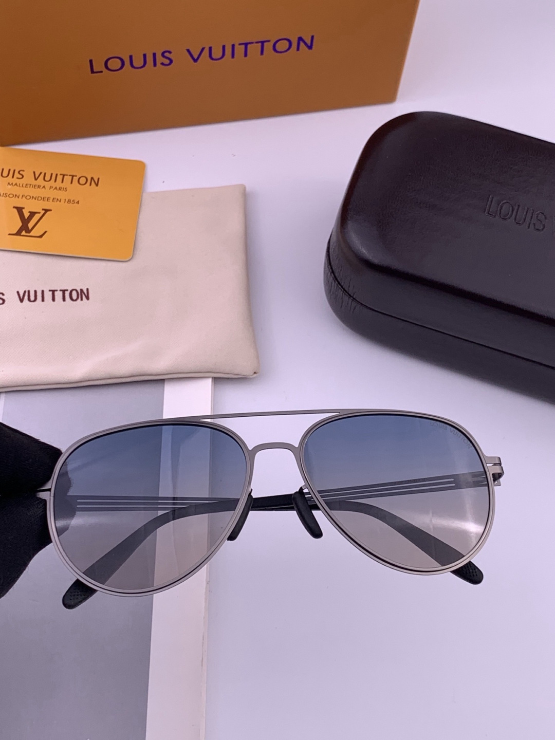 ♦️LV 新款男女情侣款太阳镜多边形墨镜iP电镀永不褪色 超轻超有弹性整幅眼镜无螺丝重要的是压不坏 高清尼龙镜片、精湛的