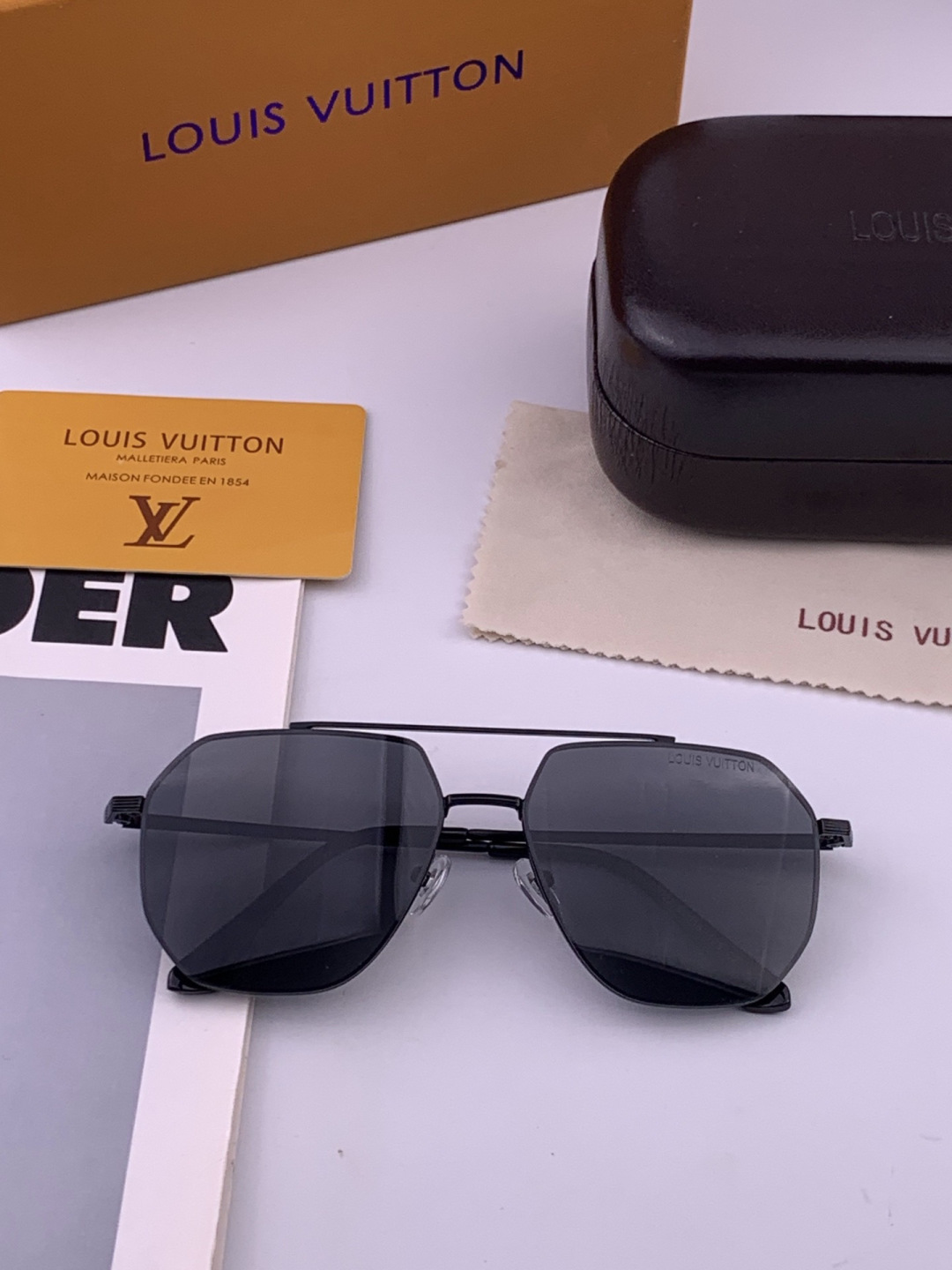 LV 男款炫彩飞行员偏光太阳镜 ❤️材质：高清尼龙加厚卡槽高清偏光镜片 🌹无边框镜架💕颜👍型号：L28902