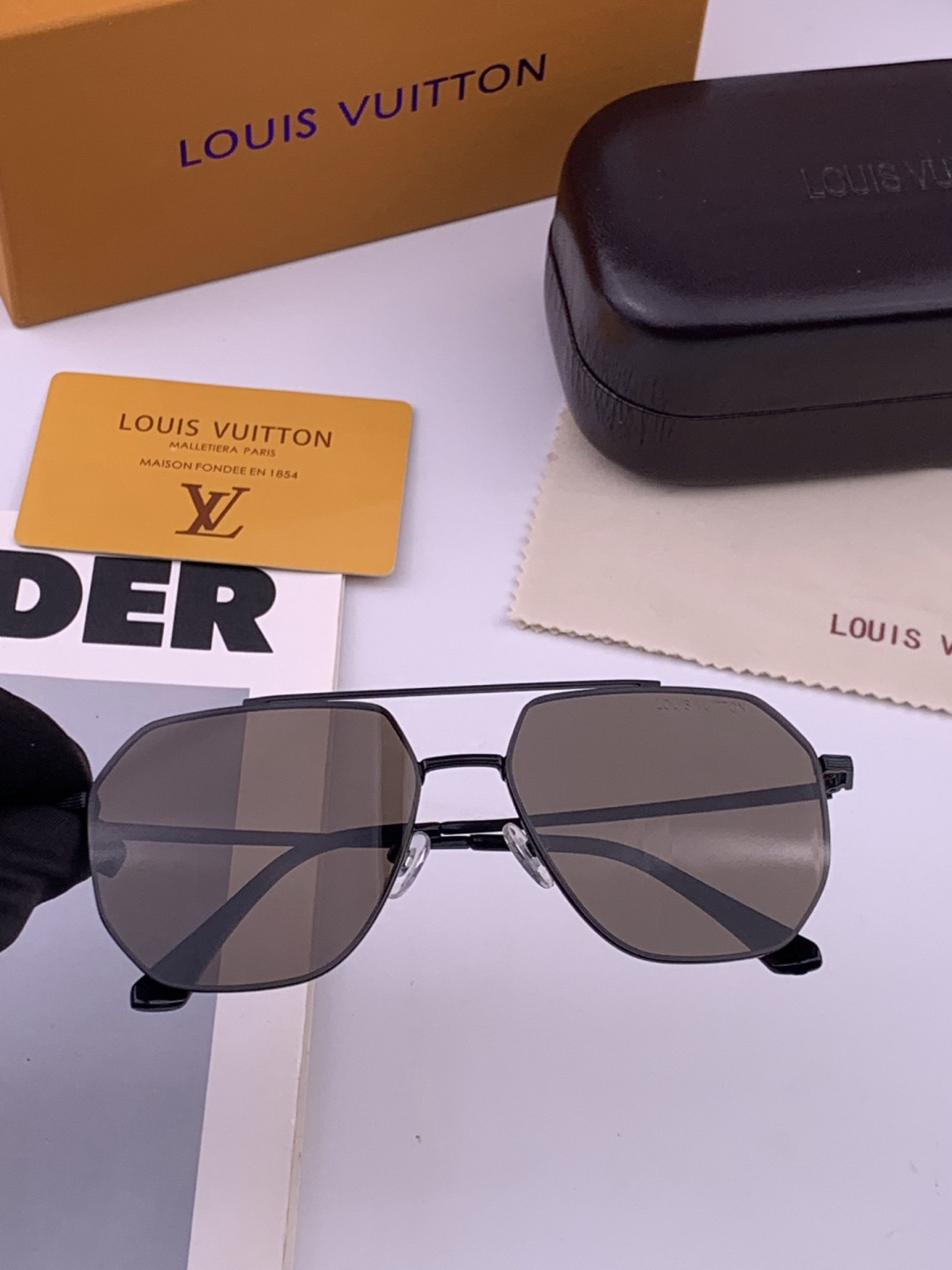 LV 男款炫彩飞行员偏光太阳镜 ❤️材质：高清尼龙加厚卡槽高清偏光镜片 🌹无边框镜架💕颜👍型号：L28902