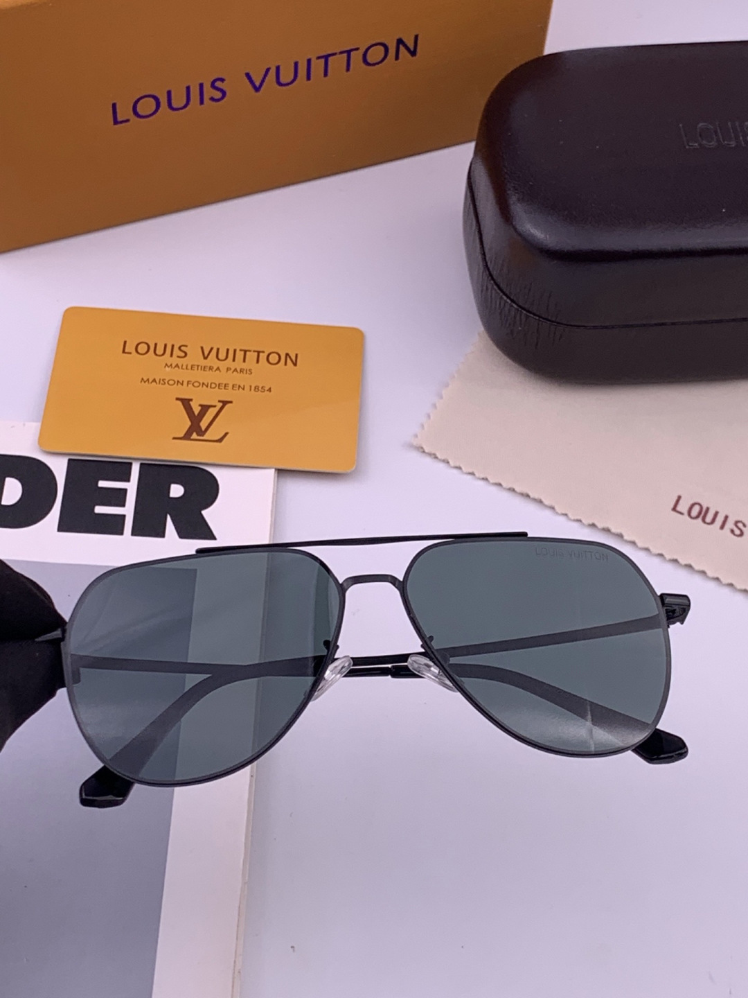 LV 男款炫彩飞行员偏光太阳镜 ❤️材质：高清尼龙加厚卡槽高清偏光镜片 🌹无边框镜架💕颜👍型号：L38901