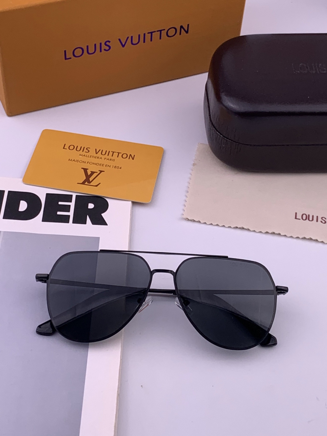 LV 男款炫彩飞行员偏光太阳镜 ❤️材质：高清尼龙加厚卡槽高清偏光镜片 🌹无边框镜架💕颜👍型号：L38901