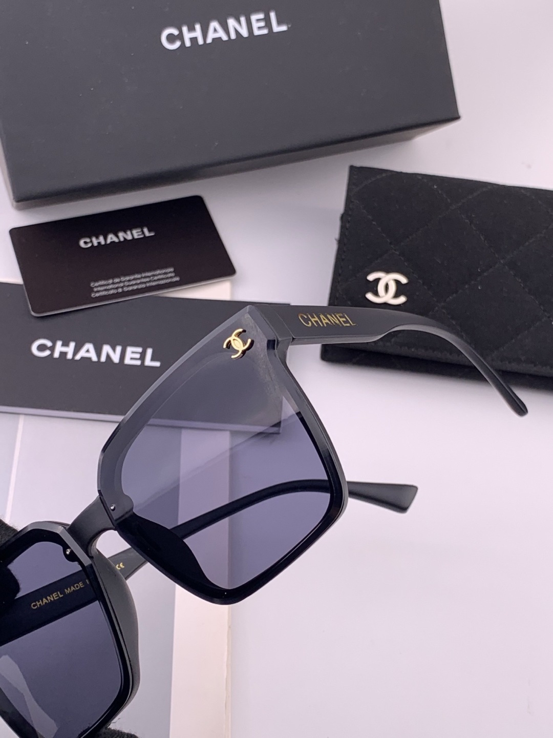 🔺CHANEL🔻官方早春新款，众多明星同款[色]香奈儿‼️‼️新款大框墨镜 ，🌈🌈宝丽来超清太阳镜🔝🔝型号：CH4700