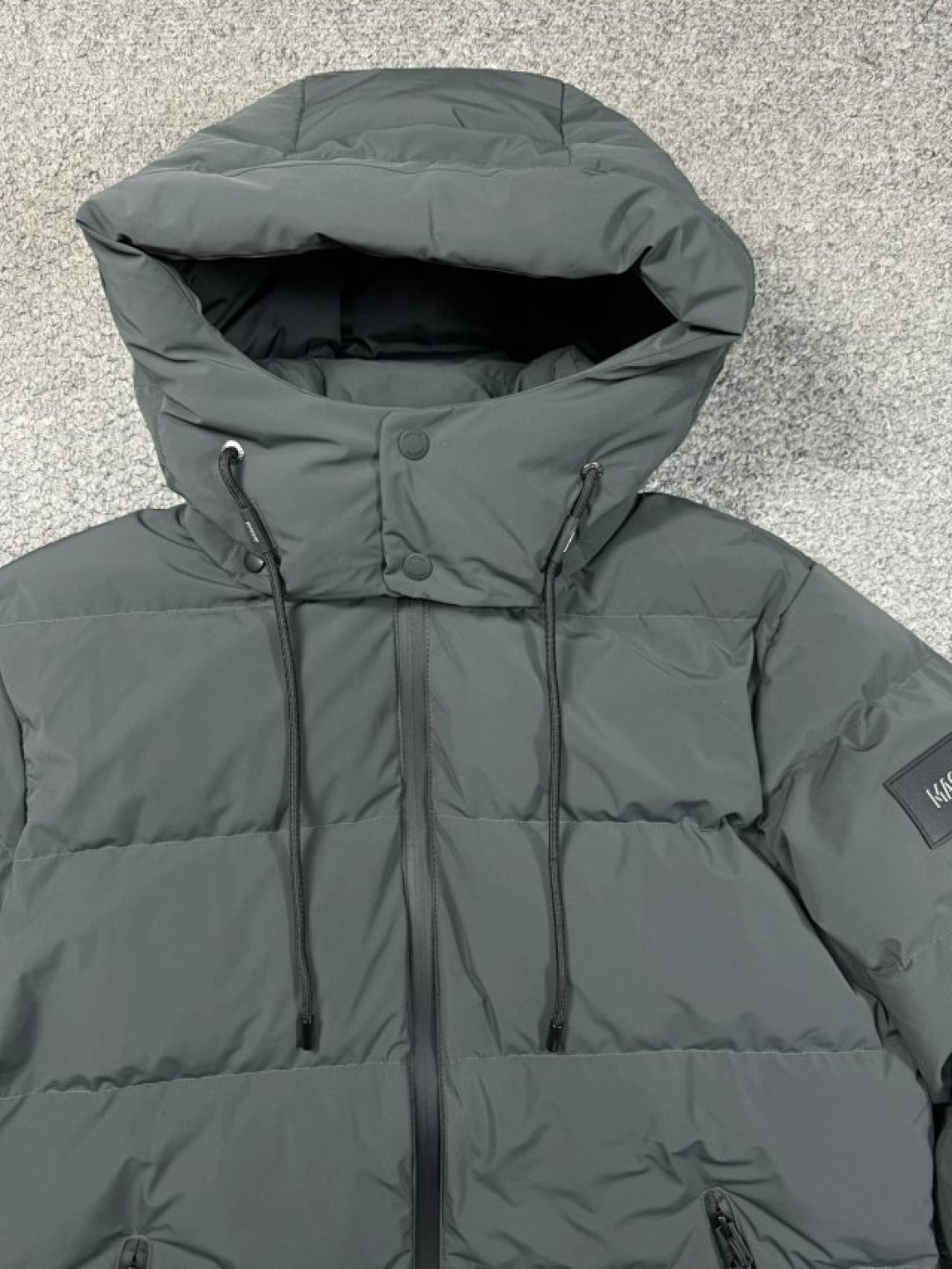 950💰特价福利 (编号07)
纯正品mkg两色 男士 高端滑雪系列 科技面料 厚款羽绒服
保真保真，只要一折，高端滑雪系列的，比较厚实，面料很高级。
衣服很厚实，145斤左右，40码完美驾驭&hellip;&hellip;
38 胸围116 衣长68
40 胸围120 衣长70
42. 胸围124 衣长72
44 胸围128 衣长74