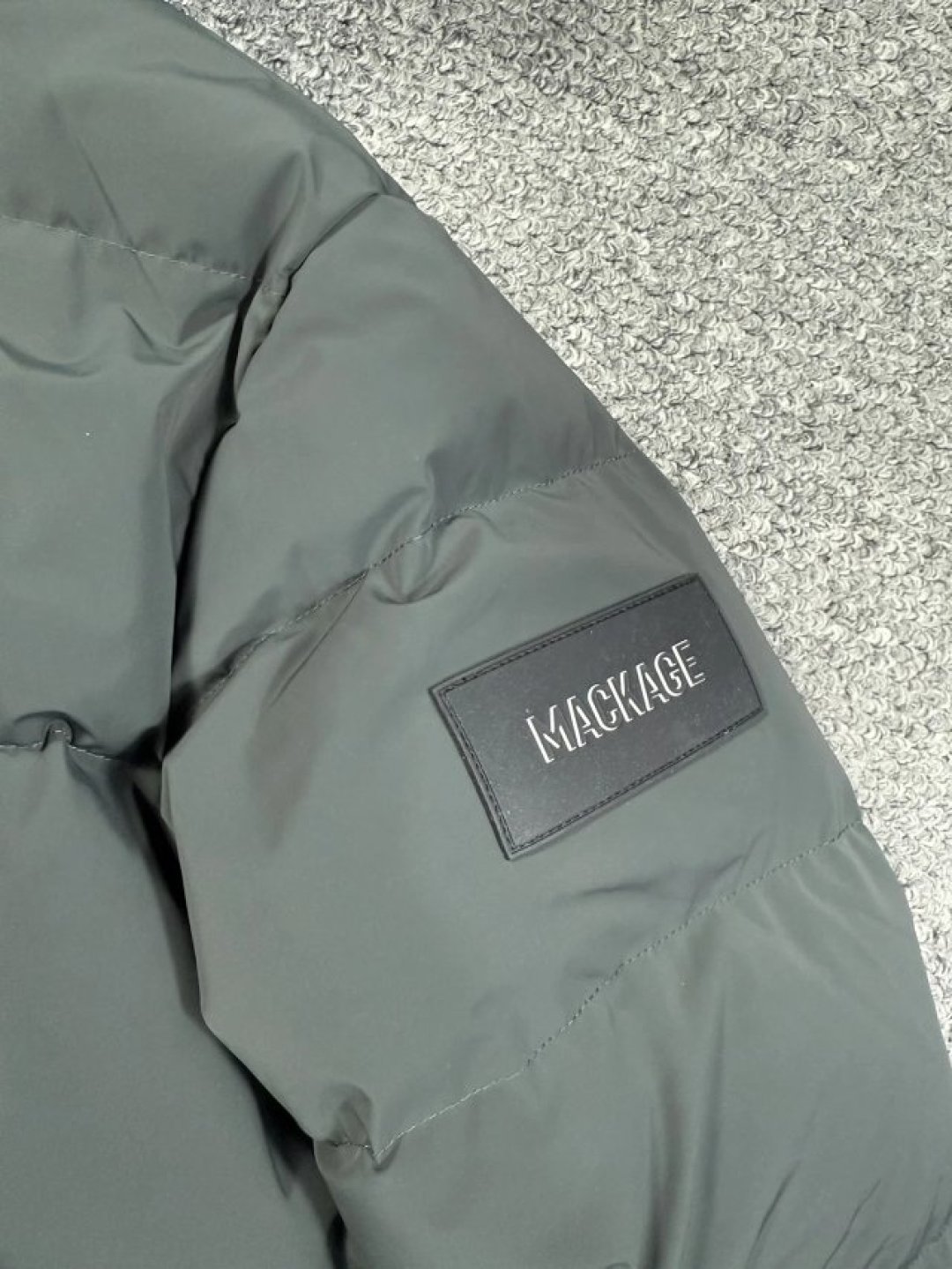 950💰特价福利 (编号07)
纯正品mkg两色 男士 高端滑雪系列 科技面料 厚款羽绒服
保真保真，只要一折，高端滑雪系列的，比较厚实，面料很高级。
衣服很厚实，145斤左右，40码完美驾驭&hellip;&hellip;
38 胸围116 衣长68
40 胸围120 衣长70
42. 胸围124 衣长72
44 胸围128 衣长74