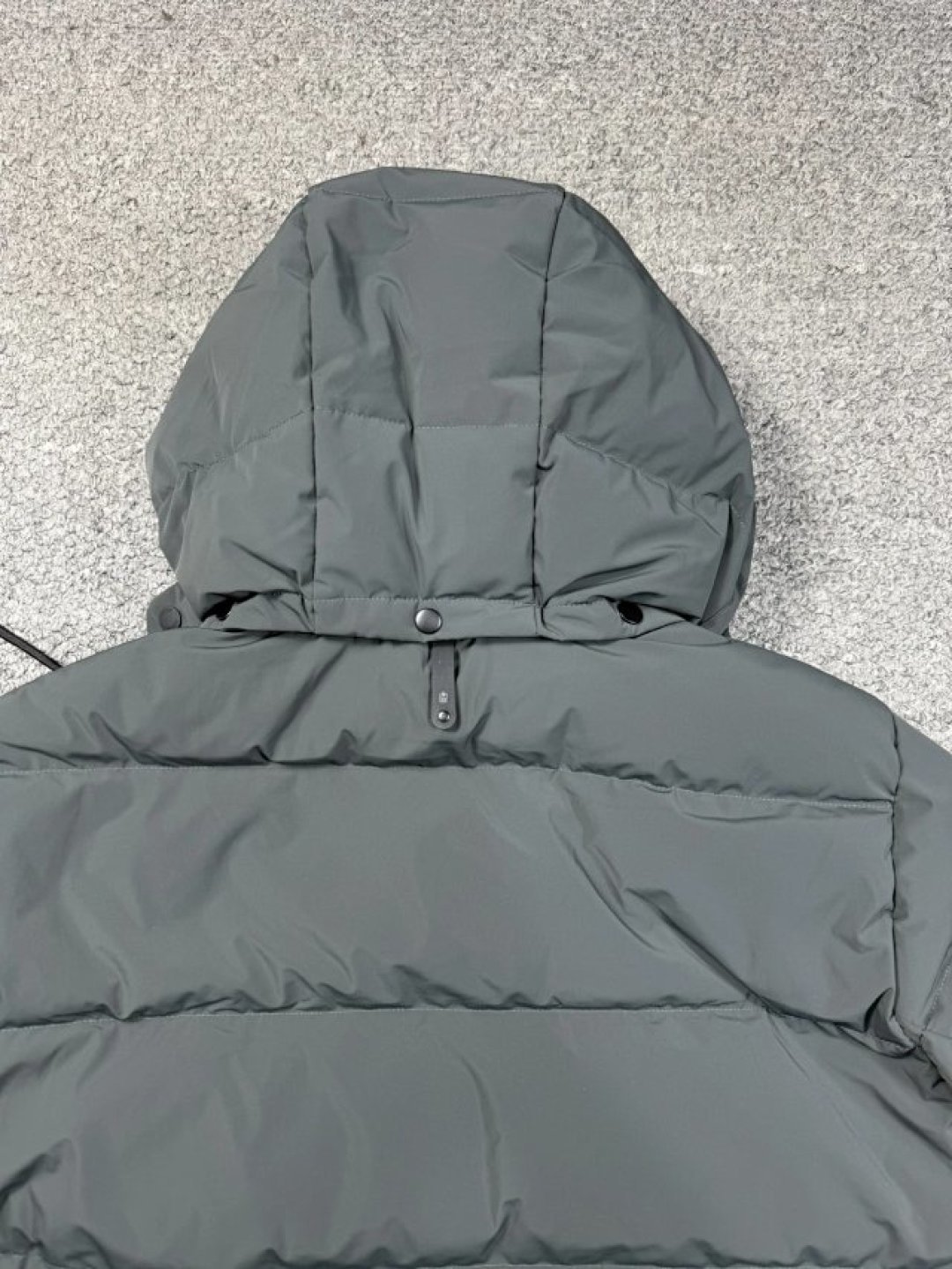 950💰特价福利 (编号07)
纯正品mkg两色 男士 高端滑雪系列 科技面料 厚款羽绒服
保真保真，只要一折，高端滑雪系列的，比较厚实，面料很高级。
衣服很厚实，145斤左右，40码完美驾驭&hellip;&hellip;
38 胸围116 衣长68
40 胸围120 衣长70
42. 胸围124 衣长72
44 胸围128 衣长74