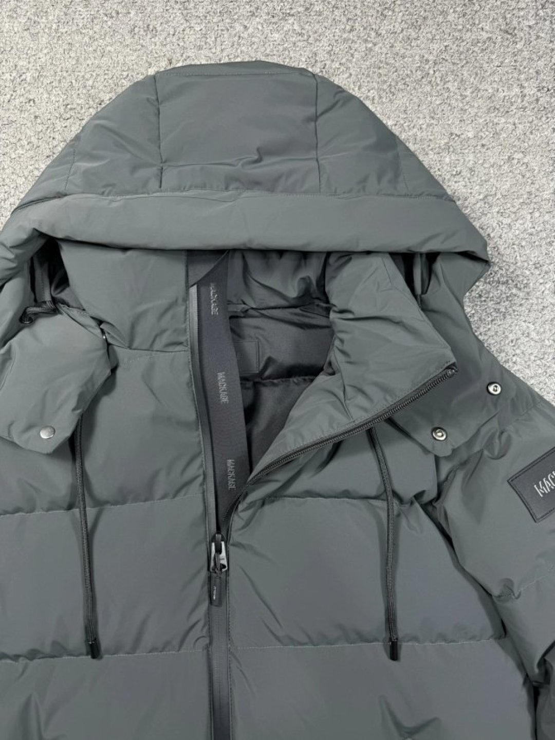 950💰特价福利 (编号07)
纯正品mkg两色 男士 高端滑雪系列 科技面料 厚款羽绒服
保真保真，只要一折，高端滑雪系列的，比较厚实，面料很高级。
衣服很厚实，145斤左右，40码完美驾驭&hellip;&hellip;
38 胸围116 衣长68
40 胸围120 衣长70
42. 胸围124 衣长72
44 胸围128 衣长74