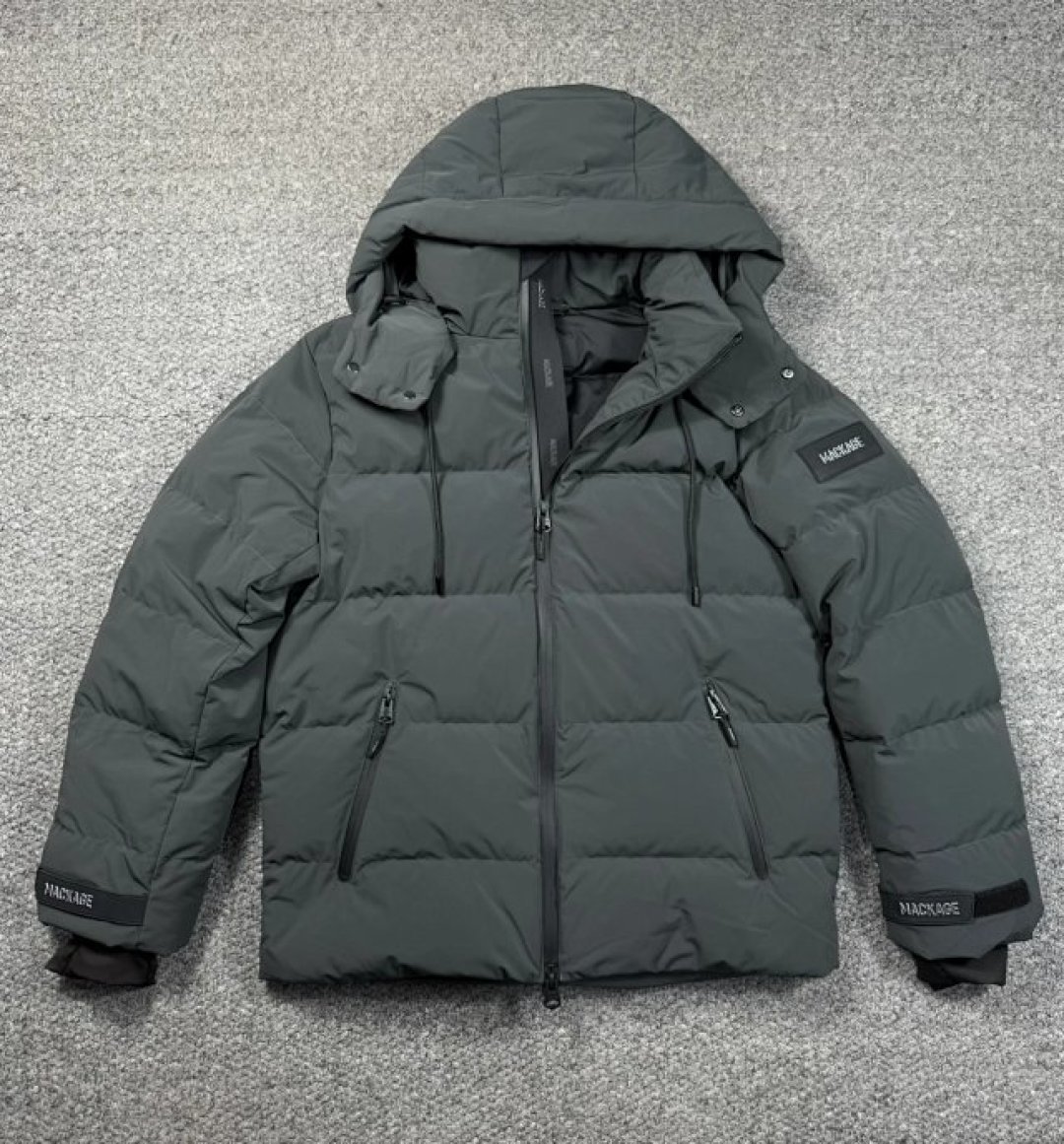 950💰特价福利 (编号07)
纯正品mkg两色 男士 高端滑雪系列 科技面料 厚款羽绒服
保真保真，只要一折，高端滑雪系列的，比较厚实，面料很高级。
衣服很厚实，145斤左右，40码完美驾驭&hellip;&hellip;
38 胸围116 衣长68
40 胸围120 衣长70
42. 胸围124 衣长72
44 胸围128 衣长74