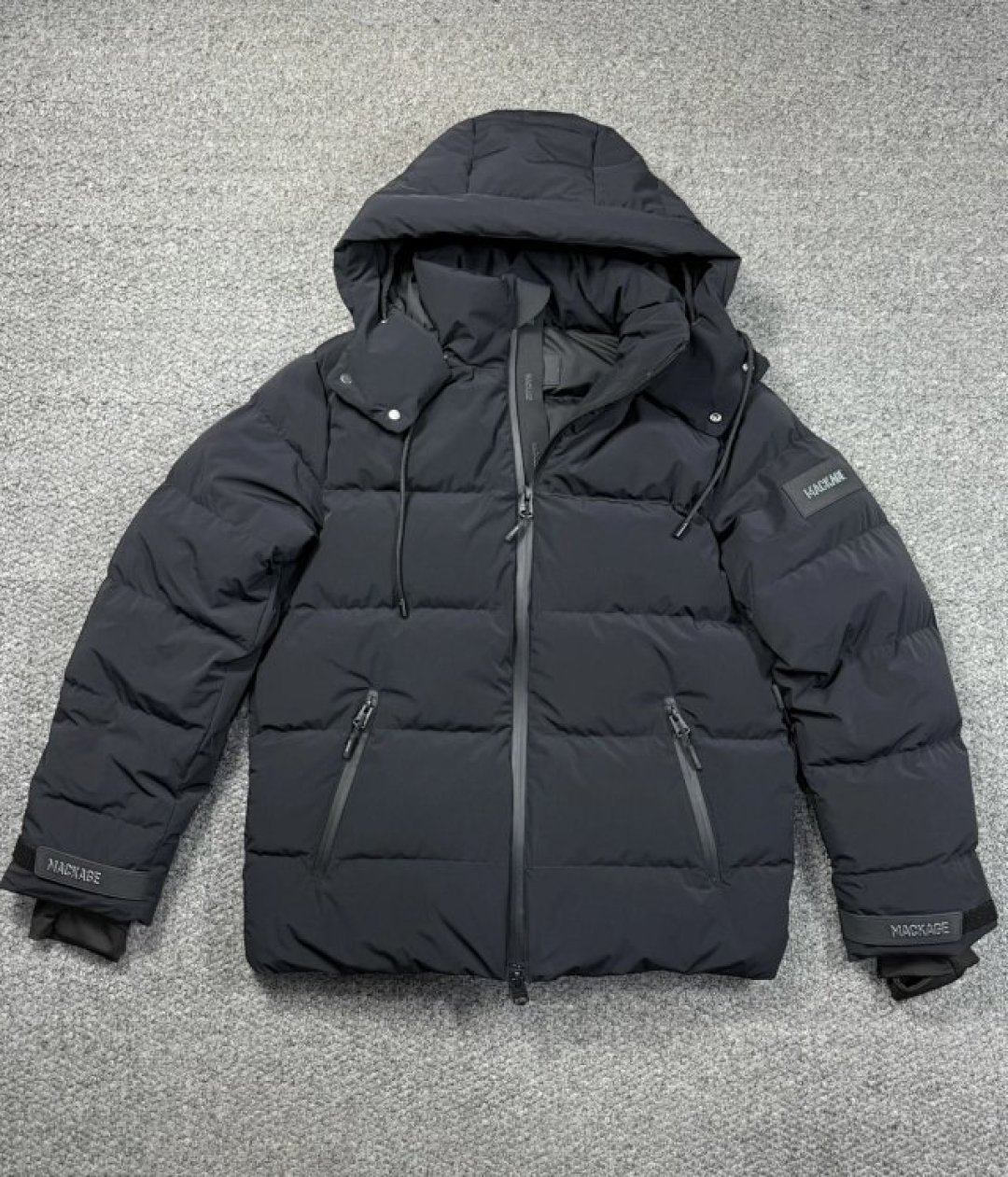 950💰特价福利 (编号07)
纯正品mkg两色 男士 高端滑雪系列 科技面料 厚款羽绒服
保真保真，只要一折，高端滑雪系列的，比较厚实，面料很高级。
衣服很厚实，145斤左右，40码完美驾驭&hellip;&hellip;
38 胸围116 衣长68
40 胸围120 衣长70
42. 胸围124 衣长72
44 胸围128 衣长74