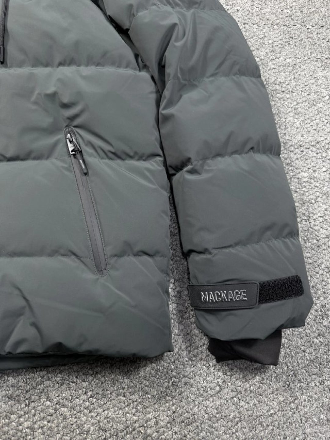 950💰特价福利 (编号07)
纯正品mkg两色 男士 高端滑雪系列 科技面料 厚款羽绒服
保真保真，只要一折，高端滑雪系列的，比较厚实，面料很高级。
衣服很厚实，145斤左右，40码完美驾驭&hellip;&hellip;
38 胸围116 衣长68
40 胸围120 衣长70
42. 胸围124 衣长72
44 胸围128 衣长74