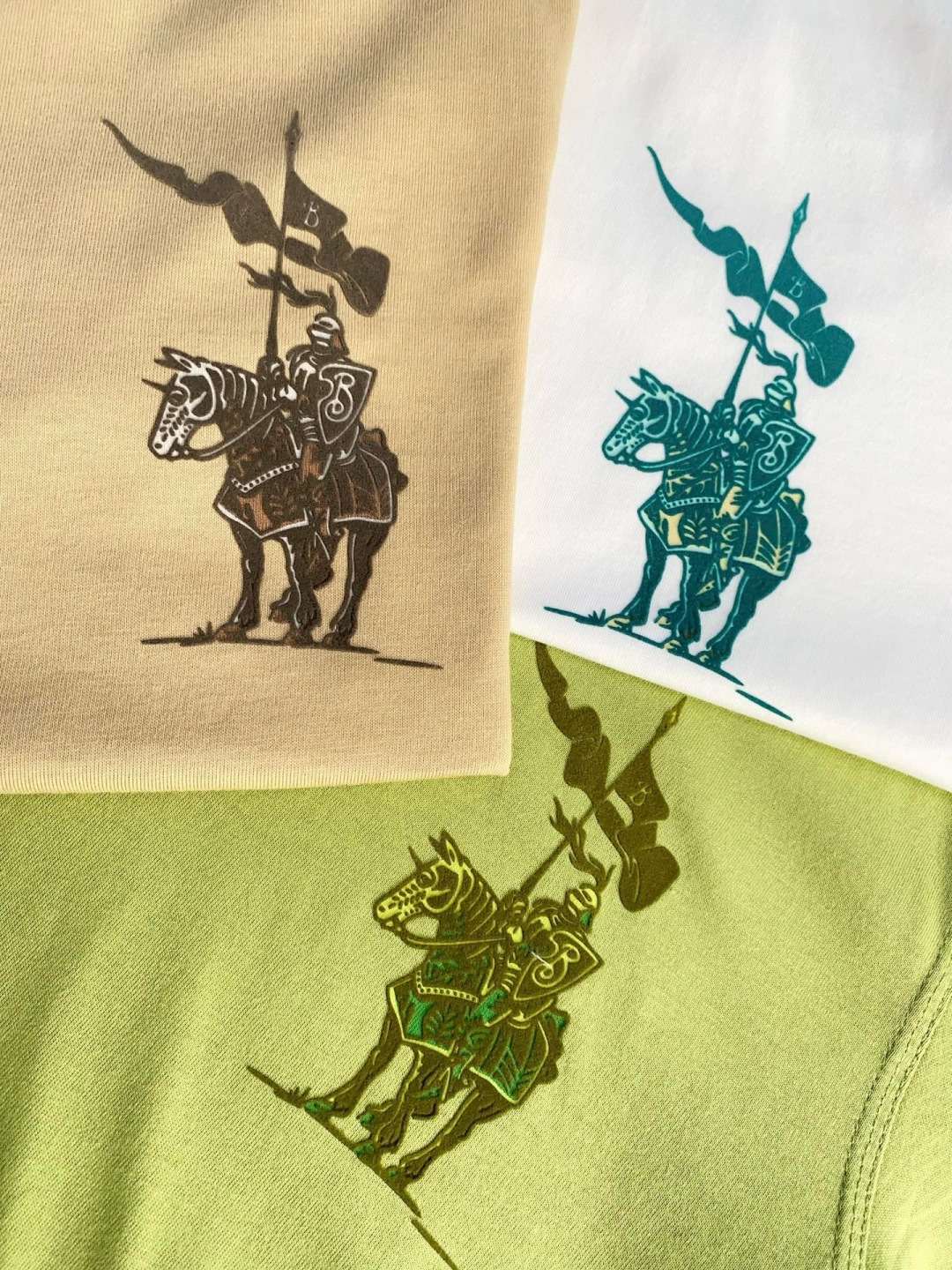 128💰（编号020）特价不退换
BUR柏利  植绒中古马术骑士圆领短袖T恤

⚠️衣服胸口有植绒中古马术骑士图案
⚠️双压线包边包条螺纹圆领
⚠️直身宽松版型，常规男款

颜色：白色 绿色 卡其色
面料：100%棉
码数：S M L XL