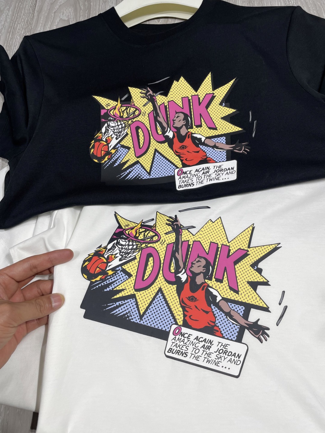 75💰特价不退换🉐(编号0031)
AJ Dunk系列!西海岸街球风格涂鸦纯原版本!得物版本!【FZ1940!AIR JORFAN!AJ 乔丹!耐克 NIKE 25SS 新款 Jordan As M Jordan DUNK 25SS FW 纯棉西海岸街球风格涂鸦图案!圆领时尚透气百搭篮球训练短袖!休闲纯棉T恤短袖】
【正宗申洲200克面料!不起球!不变形!不缩水!】
【原版!情侣款!最大码200多斤无压力!】
【众明星 网红同款!大众喜爱!3万+销量!18万想要!】
FZ1940!AIR JORFAN!AJ 乔丹!耐克 NIKE 25SS 新款 Jordan As M Jordan DUNK 25SS FW 纯棉西海岸街球风格涂鸦图案!圆领时尚透气百搭篮球训练短袖!休闲纯棉T恤短袖篮球训练短袖!休闲纯棉T恤短袖夏季针织休闲运动亲肤柔软标准款T恤上衣新款纯棉圆领短袖T恤 FZ1940
货号 FZ1940
面料 新疆棉花 申洲国际
颜色 黑色 白色
尺码 M-XXL
M L XL XXL
肩宽 45 47 49 51
胸围 98 102 106 110
衣长 68 70 72 74
M码/170 适合130斤以下!(女神码!)
L码/175 适合135-145斤
XL码/180 适合150-165斤
XXL码/185 适合170-200多斤