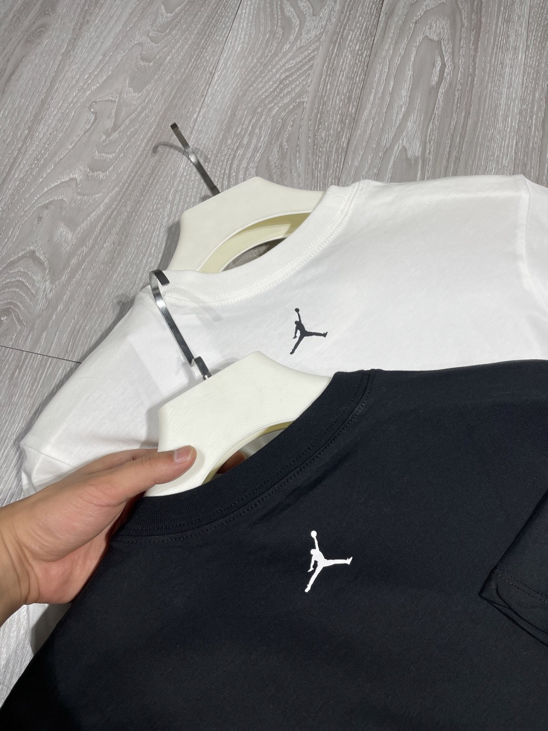 75💰特价不退换🉐(编号0031)
AJ Dunk系列!西海岸街球风格涂鸦纯原版本!得物版本!【FZ1940!AIR JORFAN!AJ 乔丹!耐克 NIKE 25SS 新款 Jordan As M Jordan DUNK 25SS FW 纯棉西海岸街球风格涂鸦图案!圆领时尚透气百搭篮球训练短袖!休闲纯棉T恤短袖】
【正宗申洲200克面料!不起球!不变形!不缩水!】
【原版!情侣款!最大码200多斤无压力!】
【众明星 网红同款!大众喜爱!3万+销量!18万想要!】
FZ1940!AIR JORFAN!AJ 乔丹!耐克 NIKE 25SS 新款 Jordan As M Jordan DUNK 25SS FW 纯棉西海岸街球风格涂鸦图案!圆领时尚透气百搭篮球训练短袖!休闲纯棉T恤短袖篮球训练短袖!休闲纯棉T恤短袖夏季针织休闲运动亲肤柔软标准款T恤上衣新款纯棉圆领短袖T恤 FZ1940
货号 FZ1940
面料 新疆棉花 申洲国际
颜色 黑色 白色
尺码 M-XXL
M L XL XXL
肩宽 45 47 49 51
胸围 98 102 106 110
衣长 68 70 72 74
M码/170 适合130斤以下!(女神码!)
L码/175 适合135-145斤
XL码/180 适合150-165斤
XXL码/185 适合170-200多斤