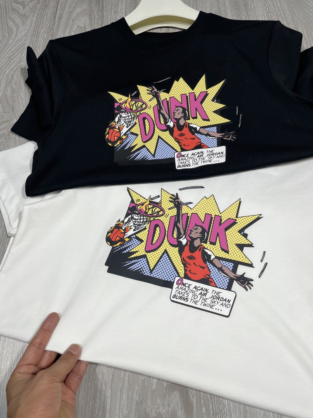 75💰特价不退换🉐(编号0031)
AJ Dunk系列!西海岸街球风格涂鸦纯原版本!得物版本!【FZ1940!AIR JORFAN!AJ 乔丹!耐克 NIKE 25SS 新款 Jordan As M Jordan DUNK 25SS FW 纯棉西海岸街球风格涂鸦图案!圆领时尚透气百搭篮球训练短袖!休闲纯棉T恤短袖】
【正宗申洲200克面料!不起球!不变形!不缩水!】
【原版!情侣款!最大码200多斤无压力!】
【众明星 网红同款!大众喜爱!3万+销量!18万想要!】
FZ1940!AIR JORFAN!AJ 乔丹!耐克 NIKE 25SS 新款 Jordan As M Jordan DUNK 25SS FW 纯棉西海岸街球风格涂鸦图案!圆领时尚透气百搭篮球训练短袖!休闲纯棉T恤短袖篮球训练短袖!休闲纯棉T恤短袖夏季针织休闲运动亲肤柔软标准款T恤上衣新款纯棉圆领短袖T恤 FZ1940
货号 FZ1940
面料 新疆棉花 申洲国际
颜色 黑色 白色
尺码 M-XXL
M L XL XXL
肩宽 45 47 49 51
胸围 98 102 106 110
衣长 68 70 72 74
M码/170 适合130斤以下!(女神码!)
L码/175 适合135-145斤
XL码/180 适合150-165斤
XXL码/185 适合170-200多斤