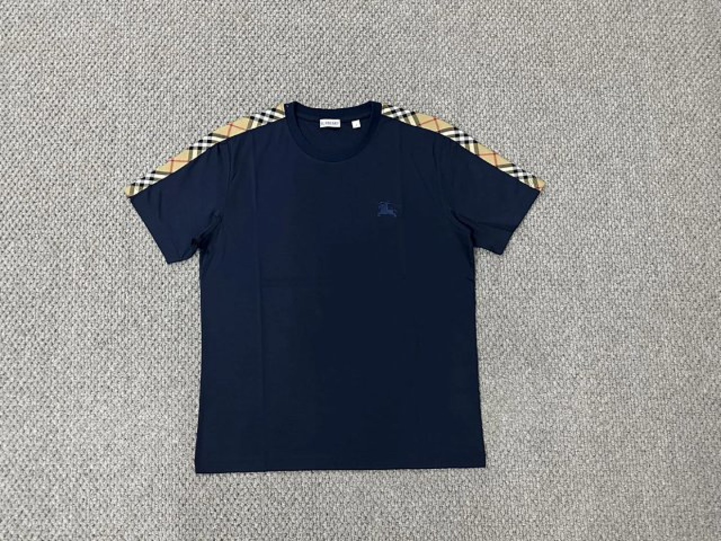 205💰（编号07）
b2 三色 男士 肩部织带设计 60s双丝光棉 圆领短袖T恤衫
客供60s 全棉双面丝光平纹面料 
面料工艺复杂，表面丝光蚀毛处理，表面光滑
有坠感 ，手感好，且透气性好。
BBR标志格纹 羊毛梭织面料，拼接装饰。
S 胸围102 衣长70
M 胸围106 衣长71
L. 胸围110 衣长72
XL 胸围114 衣长73
2XL 胸围118 衣长75