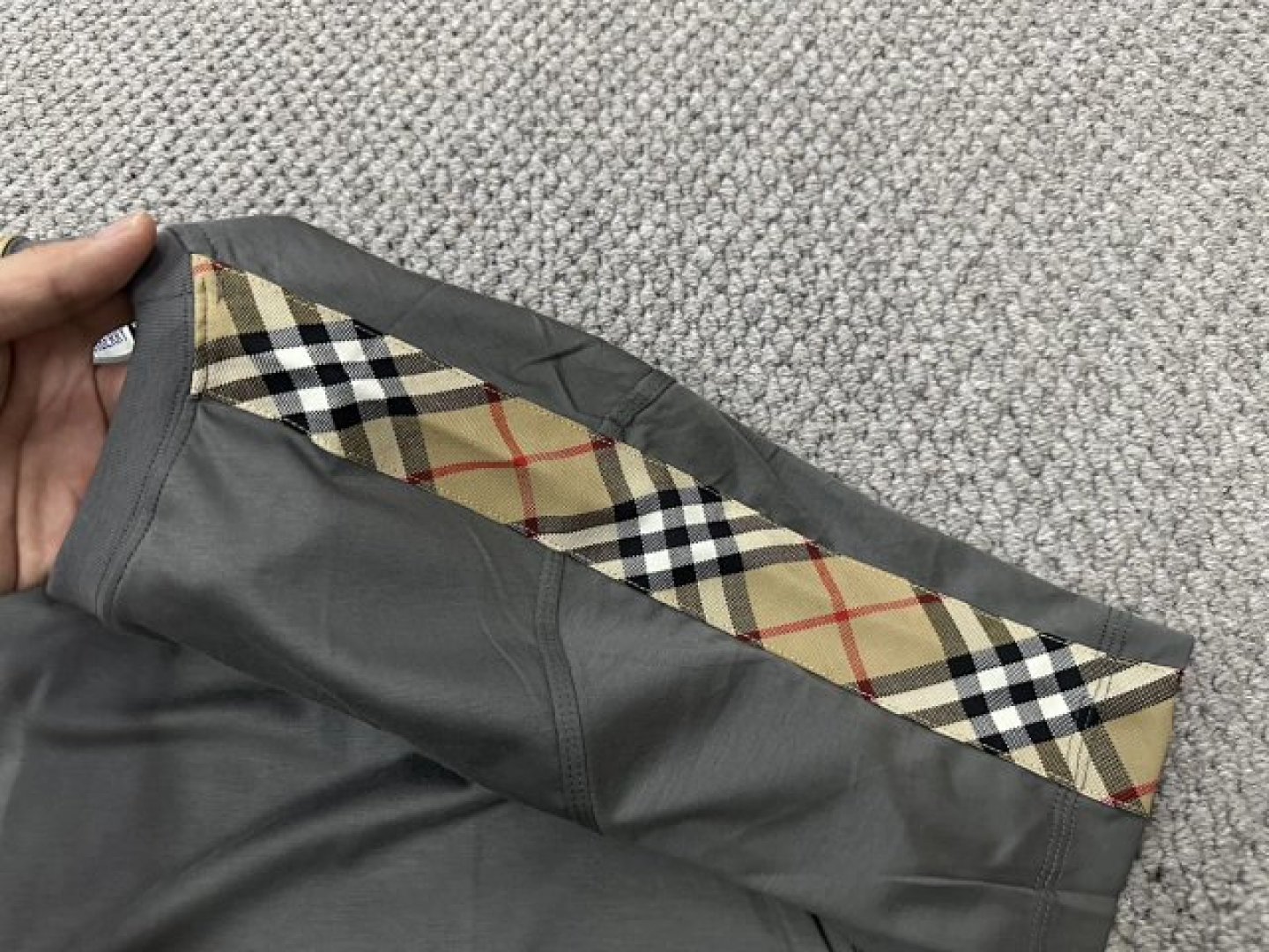 205💰（编号07）
b2 三色 男士 肩部织带设计 60s双丝光棉 圆领短袖T恤衫
客供60s 全棉双面丝光平纹面料 
面料工艺复杂，表面丝光蚀毛处理，表面光滑
有坠感 ，手感好，且透气性好。
BBR标志格纹 羊毛梭织面料，拼接装饰。
S 胸围102 衣长70
M 胸围106 衣长71
L. 胸围110 衣长72
XL 胸围114 衣长73
2XL 胸围118 衣长75