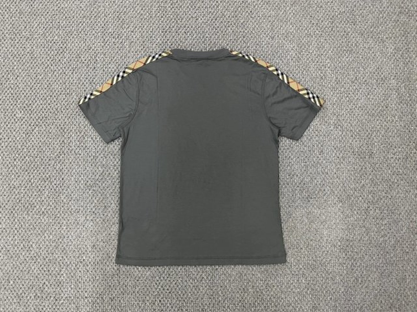 205💰（编号07）
b2 三色 男士 肩部织带设计 60s双丝光棉 圆领短袖T恤衫
客供60s 全棉双面丝光平纹面料 
面料工艺复杂，表面丝光蚀毛处理，表面光滑
有坠感 ，手感好，且透气性好。
BBR标志格纹 羊毛梭织面料，拼接装饰。
S 胸围102 衣长70
M 胸围106 衣长71
L. 胸围110 衣长72
XL 胸围114 衣长73
2XL 胸围118 衣长75
