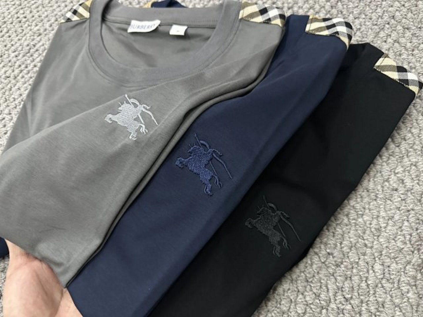 205💰（编号07）
b2 三色 男士 肩部织带设计 60s双丝光棉 圆领短袖T恤衫
客供60s 全棉双面丝光平纹面料 
面料工艺复杂，表面丝光蚀毛处理，表面光滑
有坠感 ，手感好，且透气性好。
BBR标志格纹 羊毛梭织面料，拼接装饰。
S 胸围102 衣长70
M 胸围106 衣长71
L. 胸围110 衣长72
XL 胸围114 衣长73
2XL 胸围118 衣长75