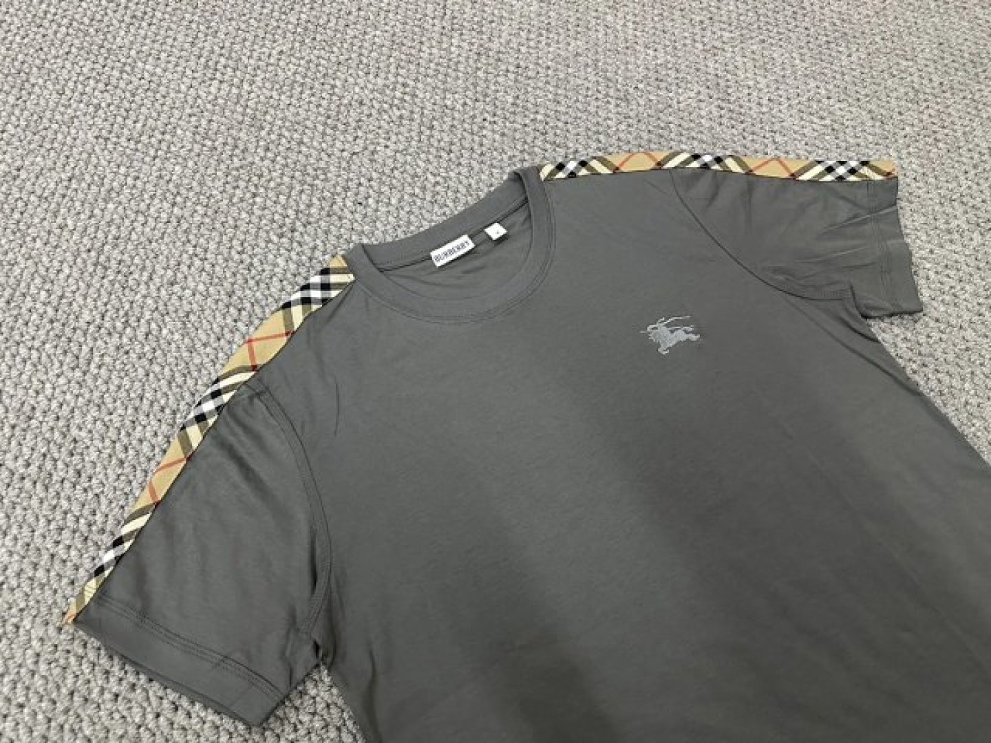 205💰（编号07）
b2 三色 男士 肩部织带设计 60s双丝光棉 圆领短袖T恤衫
客供60s 全棉双面丝光平纹面料 
面料工艺复杂，表面丝光蚀毛处理，表面光滑
有坠感 ，手感好，且透气性好。
BBR标志格纹 羊毛梭织面料，拼接装饰。
S 胸围102 衣长70
M 胸围106 衣长71
L. 胸围110 衣长72
XL 胸围114 衣长73
2XL 胸围118 衣长75