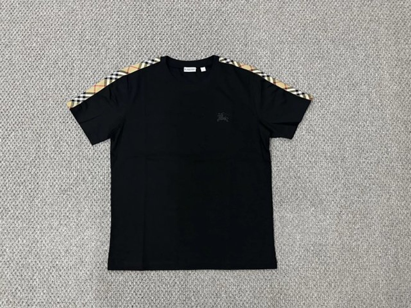 205💰（编号07）
b2 三色 男士 肩部织带设计 60s双丝光棉 圆领短袖T恤衫
客供60s 全棉双面丝光平纹面料 
面料工艺复杂，表面丝光蚀毛处理，表面光滑
有坠感 ，手感好，且透气性好。
BBR标志格纹 羊毛梭织面料，拼接装饰。
S 胸围102 衣长70
M 胸围106 衣长71
L. 胸围110 衣长72
XL 胸围114 衣长73
2XL 胸围118 衣长75