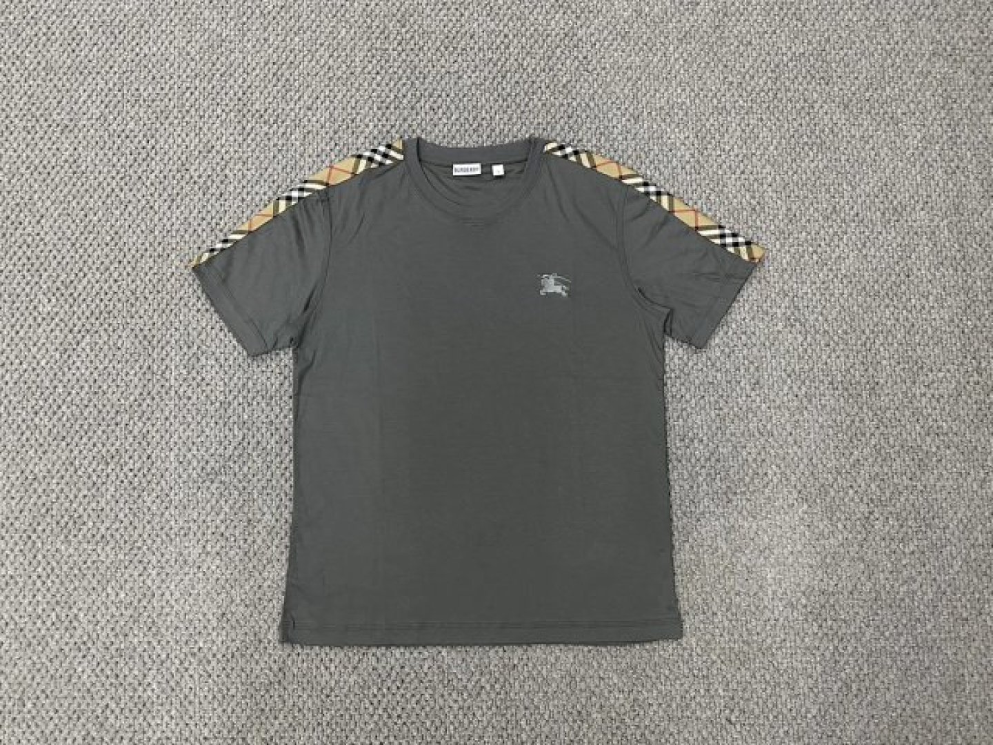 205💰（编号07）
b2 三色 男士 肩部织带设计 60s双丝光棉 圆领短袖T恤衫
客供60s 全棉双面丝光平纹面料 
面料工艺复杂，表面丝光蚀毛处理，表面光滑
有坠感 ，手感好，且透气性好。
BBR标志格纹 羊毛梭织面料，拼接装饰。
S 胸围102 衣长70
M 胸围106 衣长71
L. 胸围110 衣长72
XL 胸围114 衣长73
2XL 胸围118 衣长75