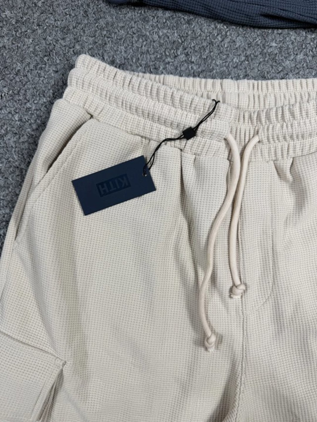 215💰（编号07）
正品kith 华夫格纯色极简短裤
全新正品，男女同款，标全支持鉴定，无吊牌包装，面料很舒服

裤子松紧腰围，数据为未拉伸状态，最少可以拉伸8cm左右，……
S 腰围72 裤长46
M 腰围76 裤长47
L 腰围80 裤长48
XL 腰围84 裤长49
Xxl 腰围88 裤长50
