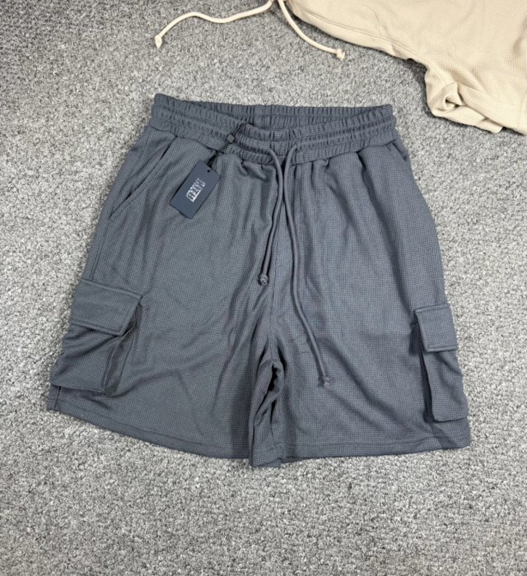 215💰（编号07）
正品kith 华夫格纯色极简短裤
全新正品，男女同款，标全支持鉴定，无吊牌包装，面料很舒服

裤子松紧腰围，数据为未拉伸状态，最少可以拉伸8cm左右，……
S 腰围72 裤长46
M 腰围76 裤长47
L 腰围80 裤长48
XL 腰围84 裤长49
Xxl 腰围88 裤长50
