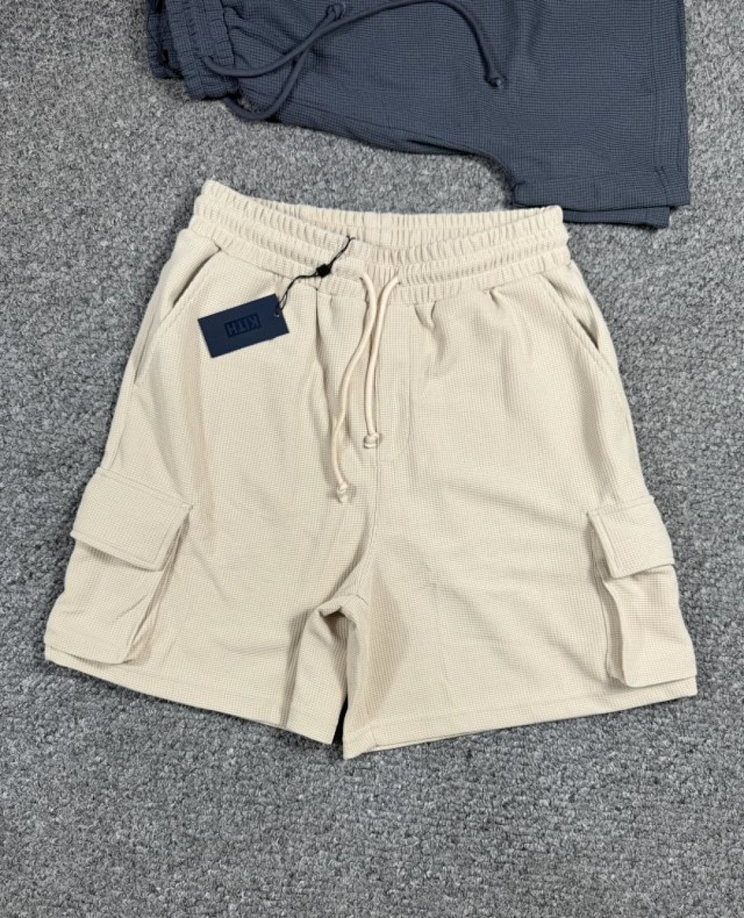 215💰（编号07）
正品kith 华夫格纯色极简短裤
全新正品，男女同款，标全支持鉴定，无吊牌包装，面料很舒服

裤子松紧腰围，数据为未拉伸状态，最少可以拉伸8cm左右，……
S 腰围72 裤长46
M 腰围76 裤长47
L 腰围80 裤长48
XL 腰围84 裤长49
Xxl 腰围88 裤长50

