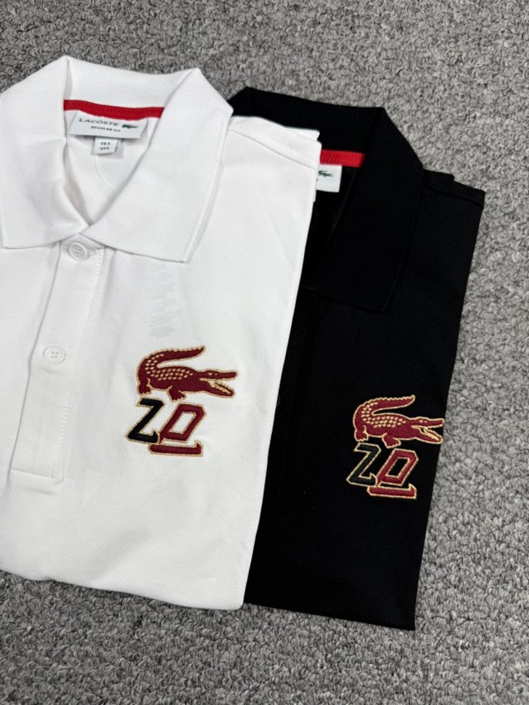 155💰特价🉐（编号07）
La 两色 男士 蛇年限定刺绣工艺 翻领短袖polo衫
黑色无L 这款两件优惠15💰
S 胸围104 衣长69
M 胸围108 衣长71
L. 胸围112 衣长73
XL 胸围116 衣长75
2XL 胸围120 衣长77