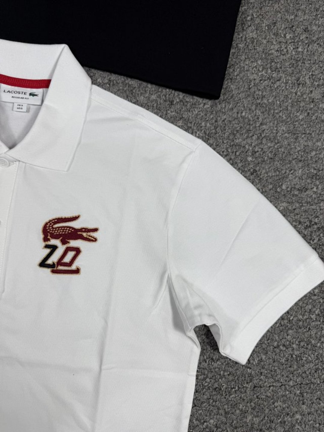 155💰特价🉐（编号07）
La 两色 男士 蛇年限定刺绣工艺 翻领短袖polo衫
黑色无L 这款两件优惠15💰
S 胸围104 衣长69
M 胸围108 衣长71
L. 胸围112 衣长73
XL 胸围116 衣长75
2XL 胸围120 衣长77