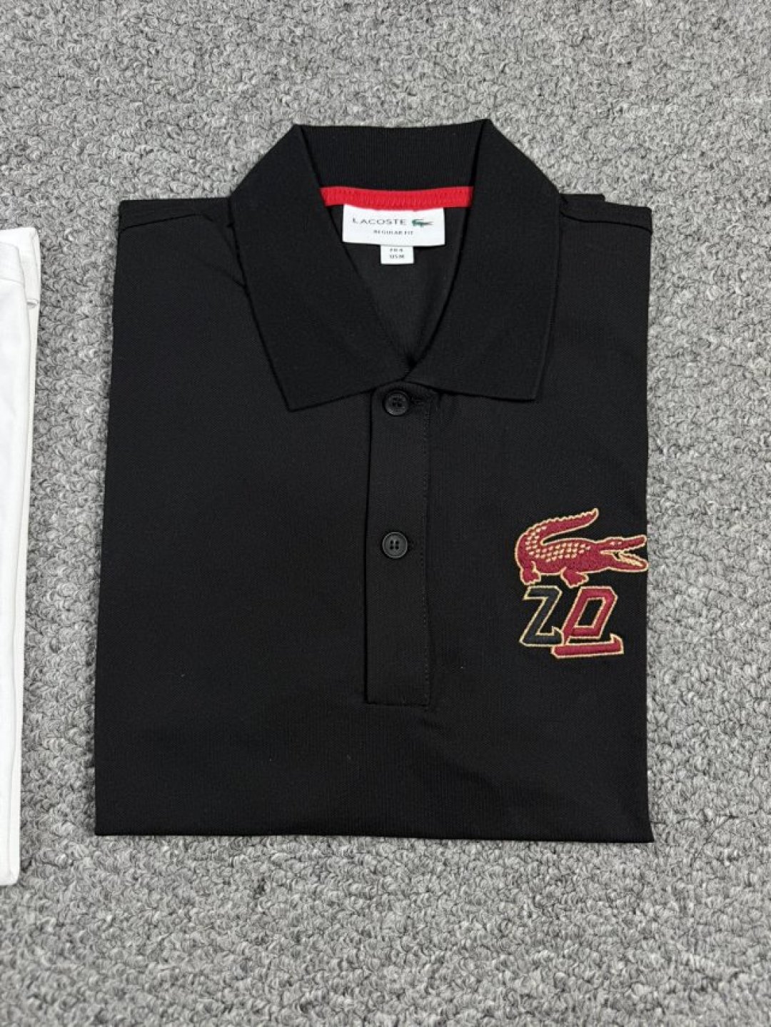 155💰特价🉐（编号07）
La 两色 男士 蛇年限定刺绣工艺 翻领短袖polo衫
黑色无L 这款两件优惠15💰
S 胸围104 衣长69
M 胸围108 衣长71
L. 胸围112 衣长73
XL 胸围116 衣长75
2XL 胸围120 衣长77