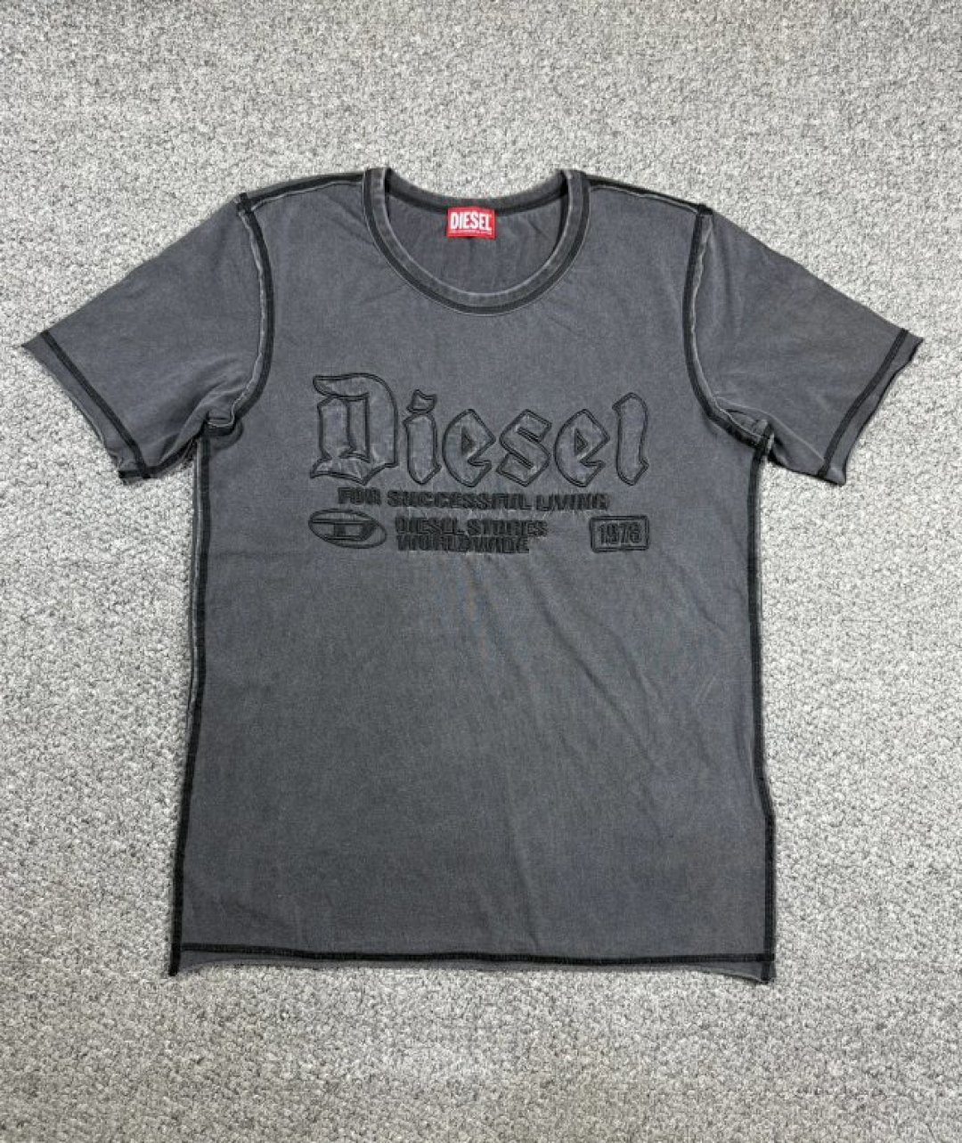 180💰
正品die男士 重工水洗做旧工艺 刺绣字母 圆领短袖T恤衫

保真，重水洗坐旧➕重工刺绣，重工做旧水洗工艺，成本很高，胸口刺绣字母，洗标像一本书那样了，很帅的一款T恤衫

S 胸围100 衣长70
M 胸围104 衣长72
L. 胸围110 衣长74
XL 胸围116 衣长76