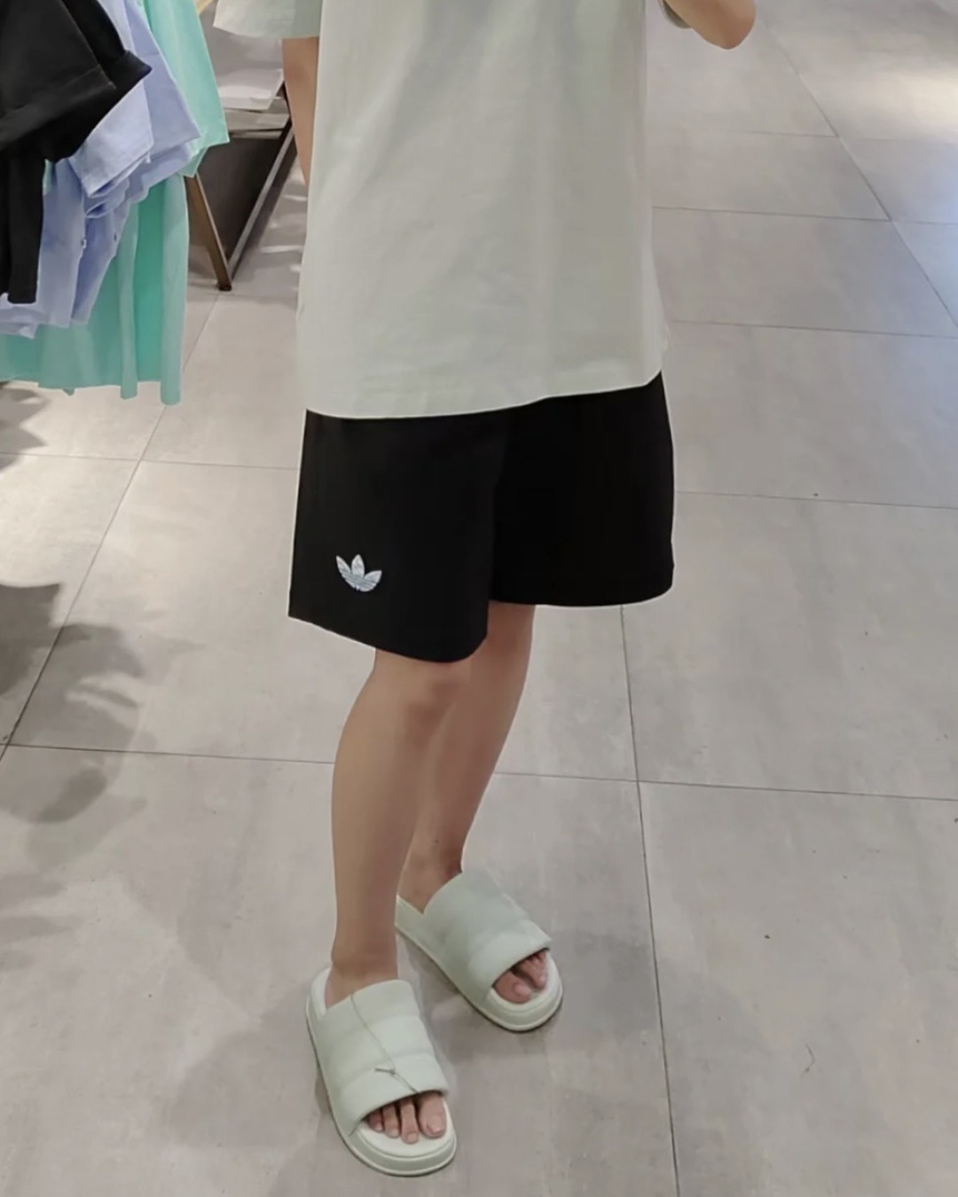 110💰（编号021）
阿迪三叶草夏季梭织短裤

原厂原面料，吊牌洗标后配，性价比很高

尺码：Xs s m l xl

宽松版型，尺码偏大，自留款

175，150斤，穿s正合适

xs腰围64臀围112裤长45适合130斤以下

s腰围68臀围116裤长47适合130-150斤左右

m腰围72臀围120裤长49适合150-170斤左右

l腰围76臀围124裤长51适合170-190斤左右

xl腰围80臀围128裤长53适合190-205斤左右