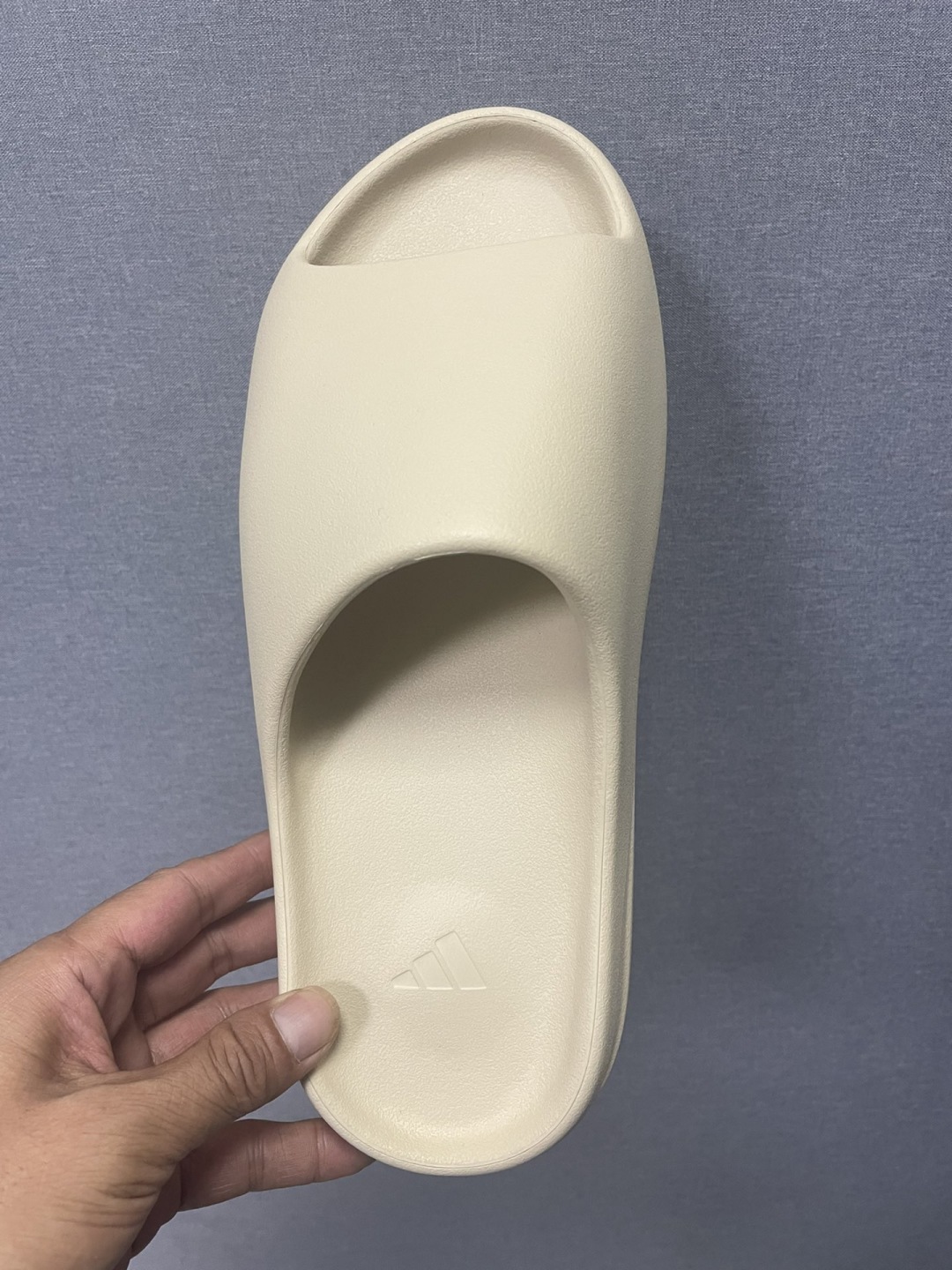 180💰断码亏本特价 （编号69）
纯正品Yeezy 拖鞋 三色
保真 材质脚感这些不是那些歪货能比的
⚠️偏小两码 平时41的拿43 
库存：
黑色36.5.38.39.40.5.42.43.44.5.46.47.48.5
白色38.40.5.42.43.44.5.46.47.48.5
暖沙黄40.5.42.43.44.5.46.47



