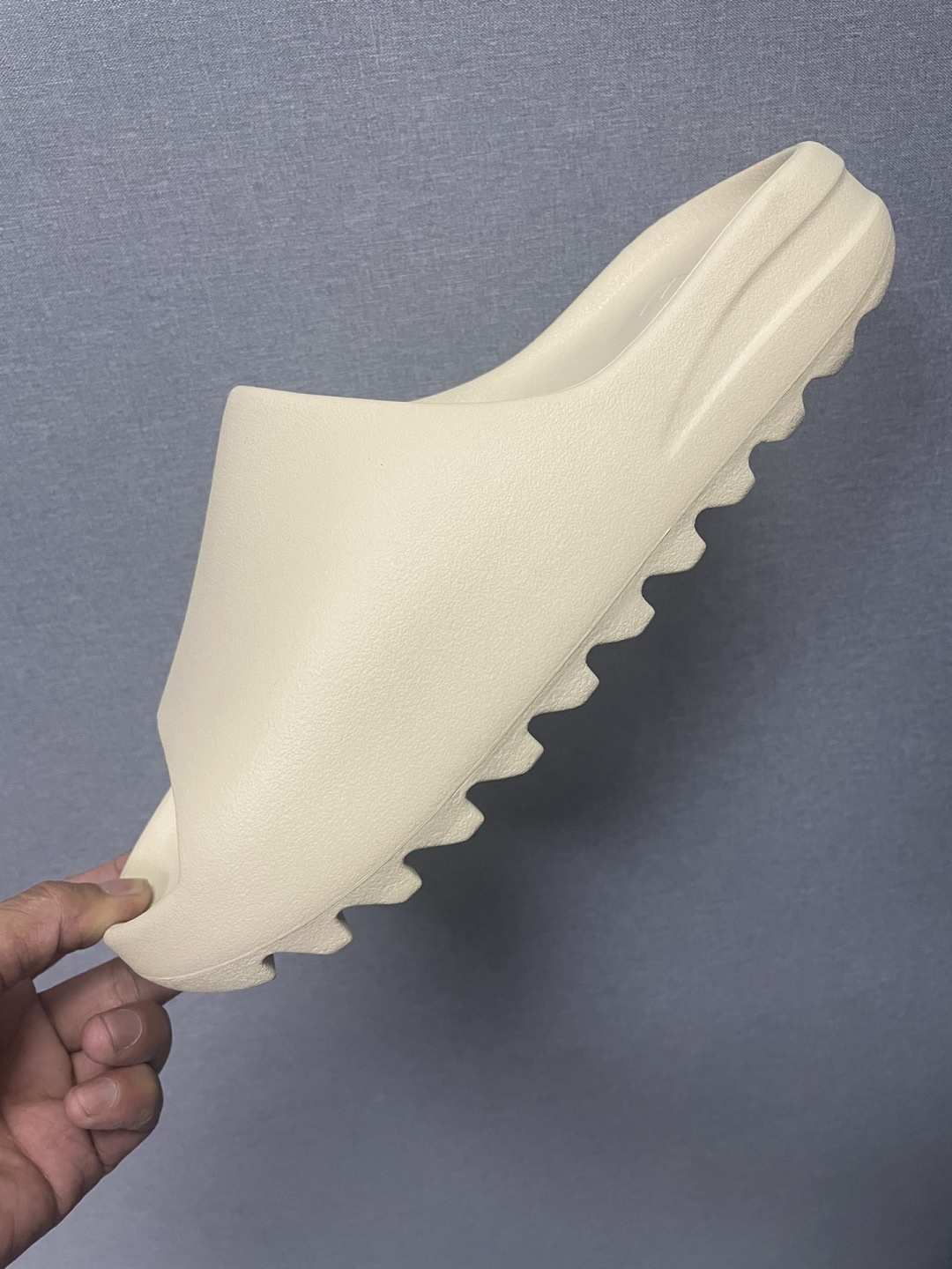 180💰断码亏本特价 （编号69）
纯正品Yeezy 拖鞋 三色
保真 材质脚感这些不是那些歪货能比的
⚠️偏小两码 平时41的拿43 
库存：
黑色36.5.38.39.40.5.42.43.44.5.46.47.48.5
白色38.40.5.42.43.44.5.46.47.48.5
暖沙黄40.5.42.43.44.5.46.47




