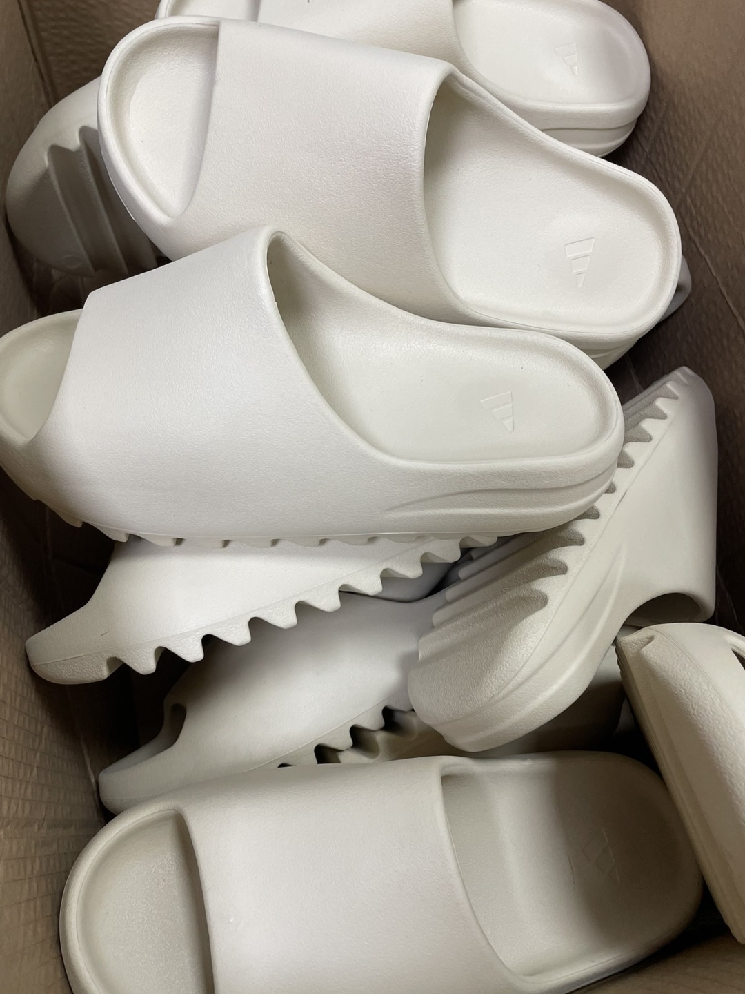 180💰断码亏本特价 （编号69）
纯正品Yeezy 拖鞋 三色
保真 材质脚感这些不是那些歪货能比的
⚠️偏小两码 平时41的拿43 
库存：
黑色36.5.38.39.40.5.42.43.44.5.46.47.48.5
白色38.40.5.42.43.44.5.46.47.48.5
暖沙黄40.5.42.43.44.5.46.47



