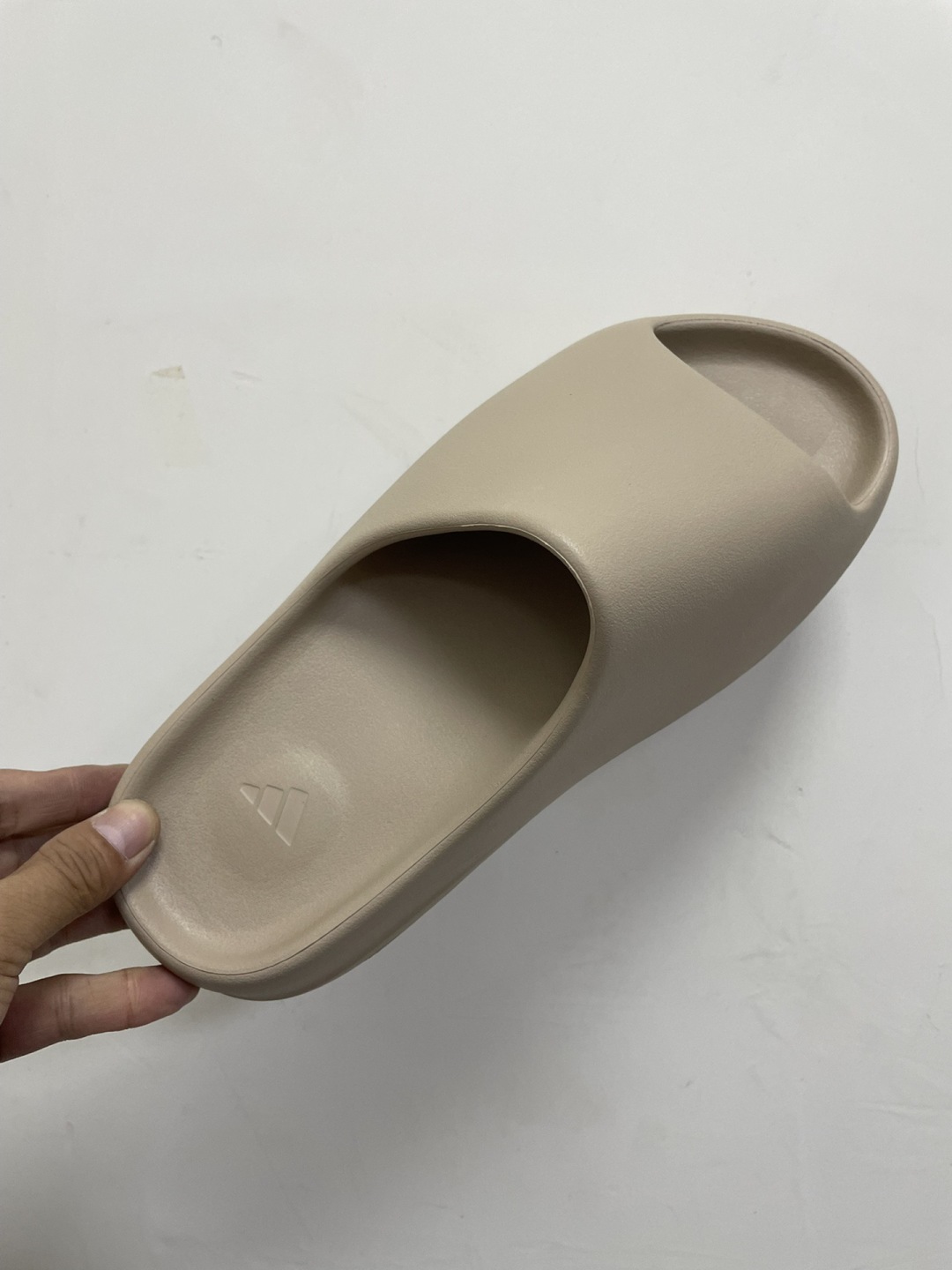 180💰断码亏本特价 （编号69）
纯正品Yeezy 拖鞋 三色
保真 材质脚感这些不是那些歪货能比的
⚠️偏小两码 平时41的拿43 
库存：
黑色36.5.38.39.40.5.42.43.44.5.46.47.48.5
白色38.40.5.42.43.44.5.46.47.48.5
暖沙黄40.5.42.43.44.5.46.47



