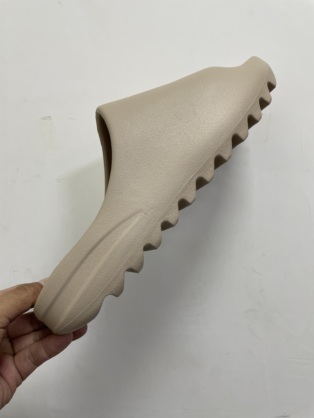 180💰断码亏本特价 （编号69）
纯正品Yeezy 拖鞋 三色
保真 材质脚感这些不是那些歪货能比的
⚠️偏小两码 平时41的拿43 
库存：
黑色36.5.38.39.40.5.42.43.44.5.46.47.48.5
白色38.40.5.42.43.44.5.46.47.48.5
暖沙黄40.5.42.43.44.5.46.47



